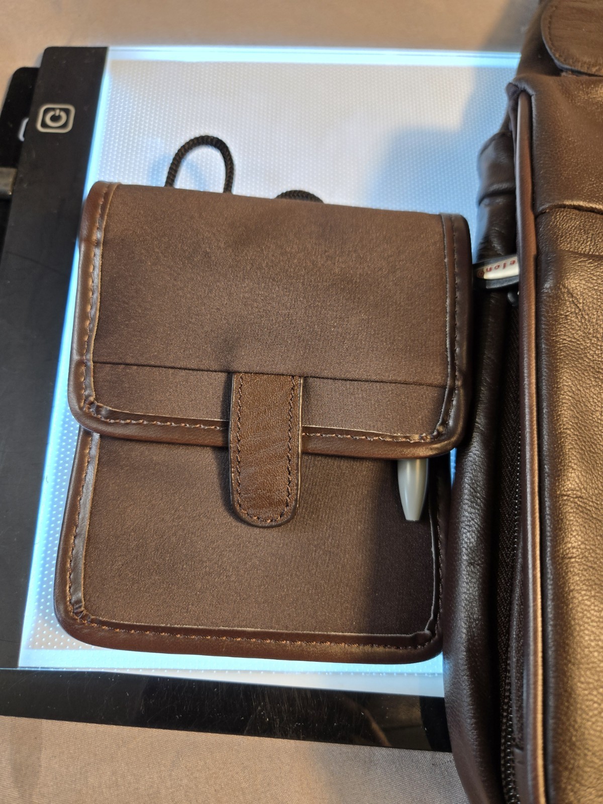 Travelon Crossbody Messenger Bag Zip Snap Adjustable Strap Pockets Men Brown