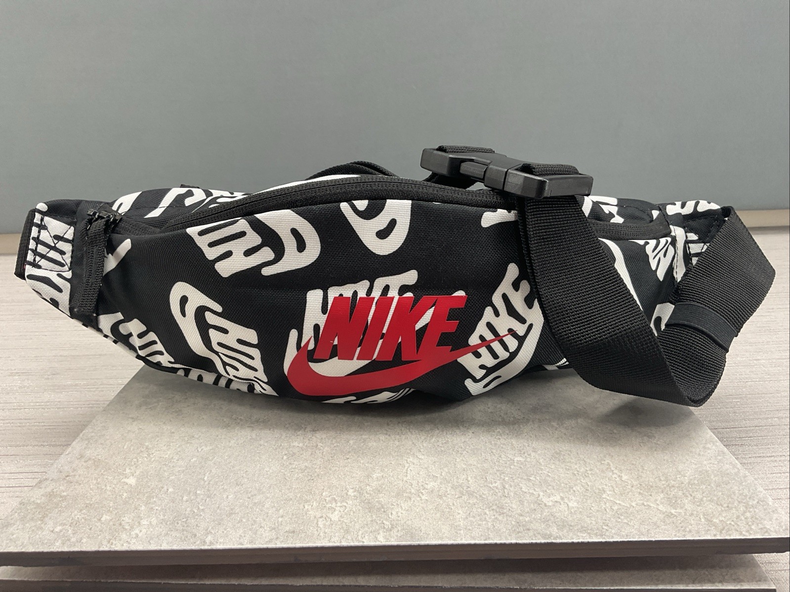 Nike Heritage Waistpack DB4178-010 University Red/White/Black
