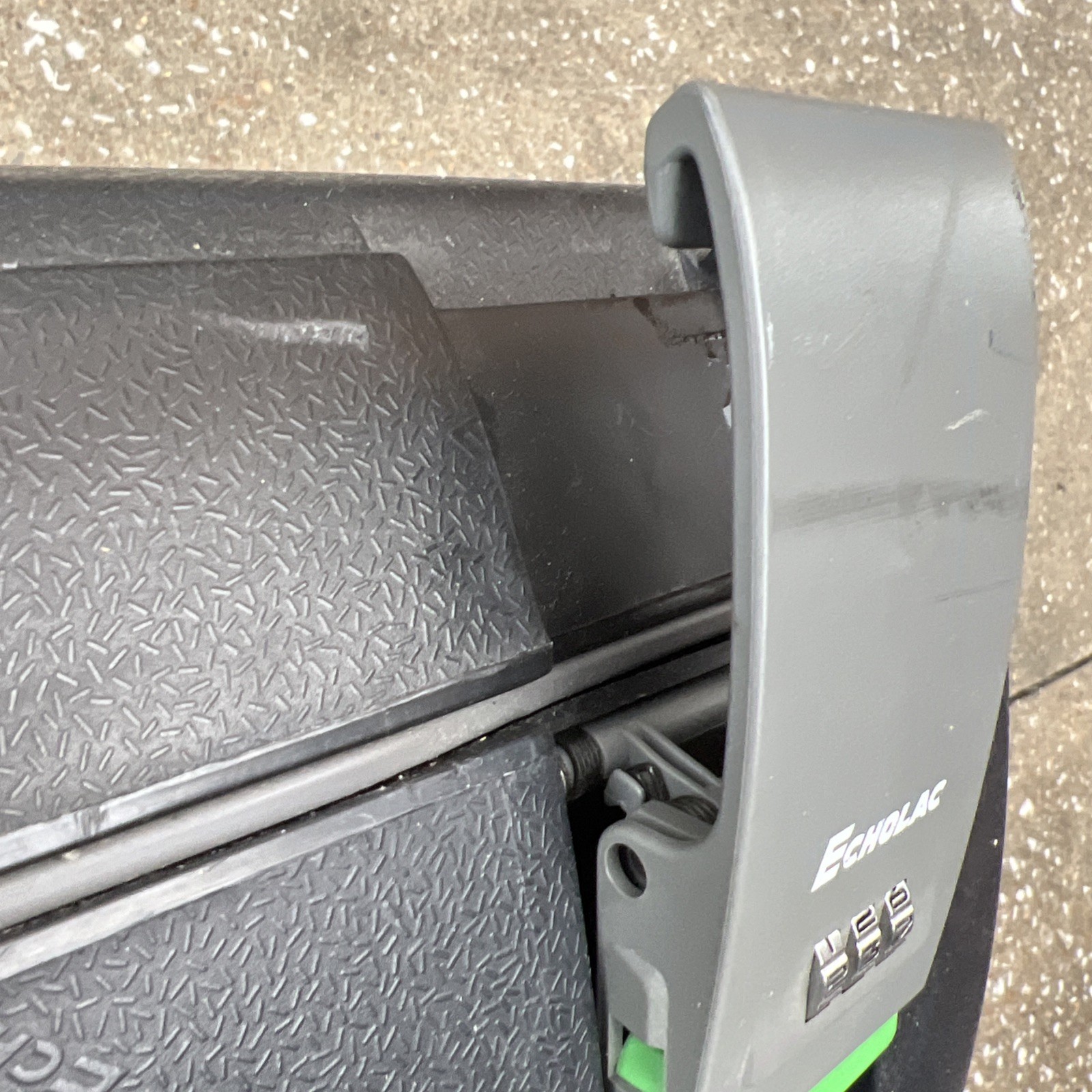Echolac Hard Shell Suitcase RARE , 4 Closing Clasps , Key And Comb Lock, Wheeled