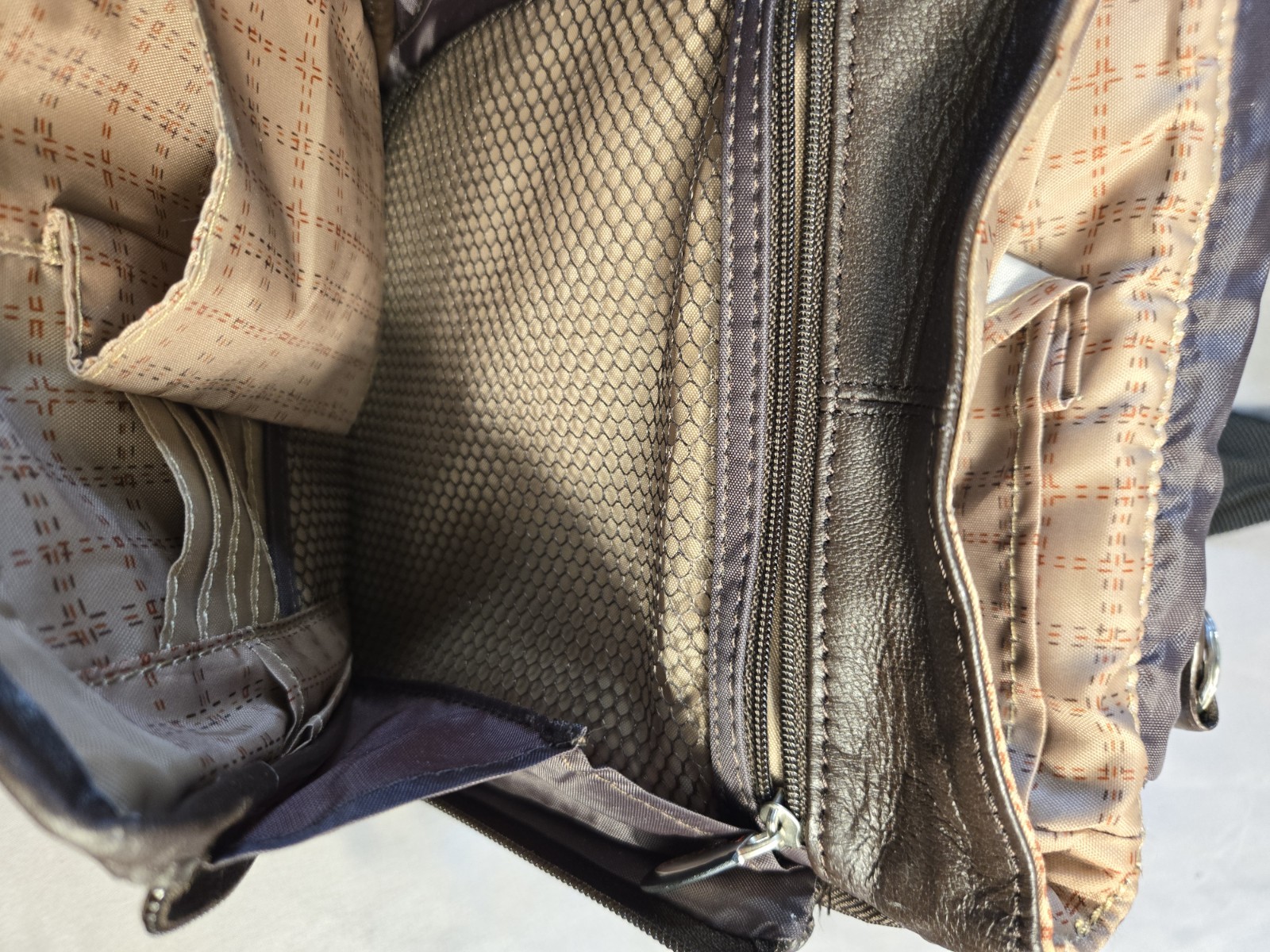 Travelon Crossbody Messenger Bag Zip Snap Adjustable Strap Pockets Men Brown
