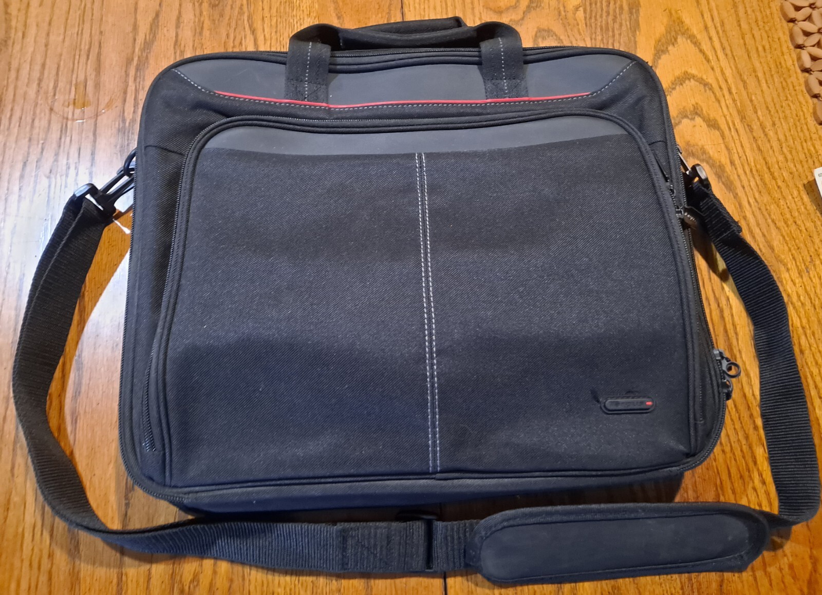 Targus Black & Red Shoulder/ Messenger Bag Laptop Carrying Case W/ Adjust. Strap