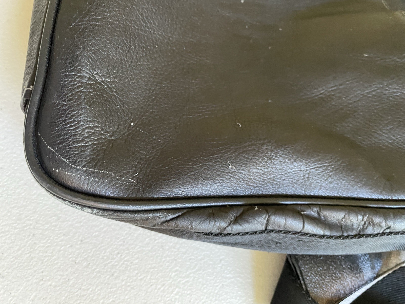 Kenneth Cole Reaction Leather Commuter Messenger Bag Snap Flap Black Work Laptop
