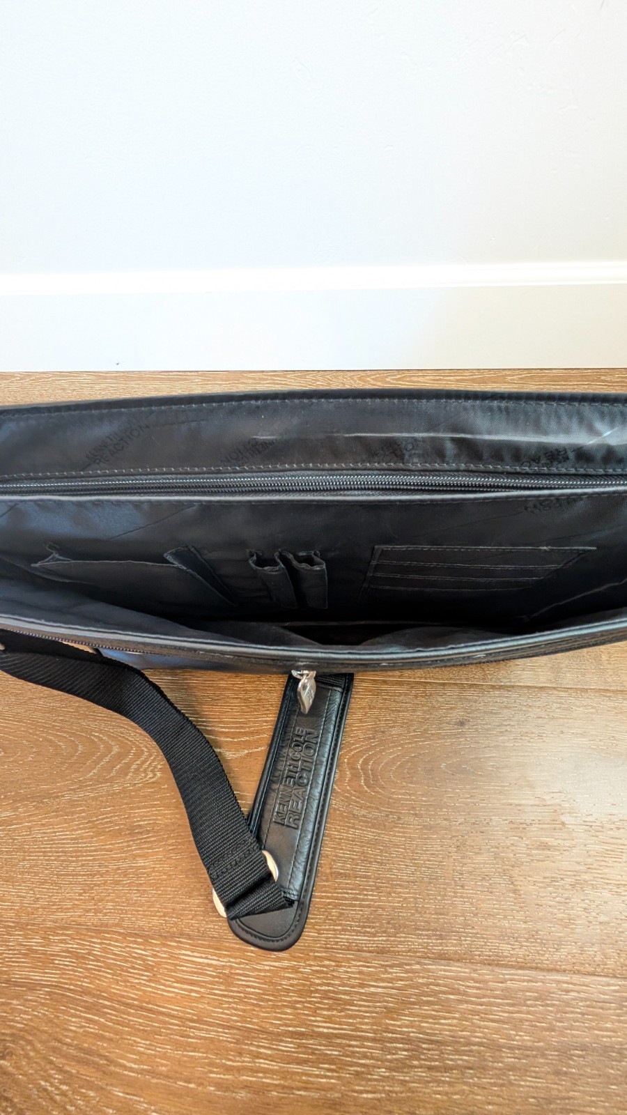 Kenneth Cole Reaction Colombian Leather Laptop Portfolio Messenger Bag