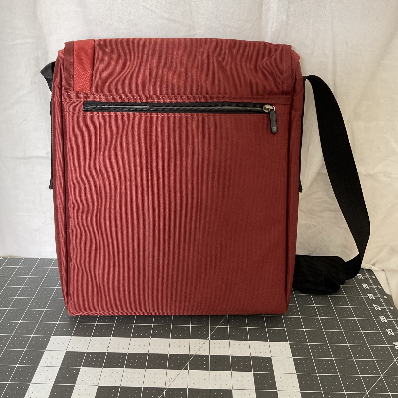 Victorinox Swiss Army Messenger Bag laptop school bag Rust Red & Black Nylon