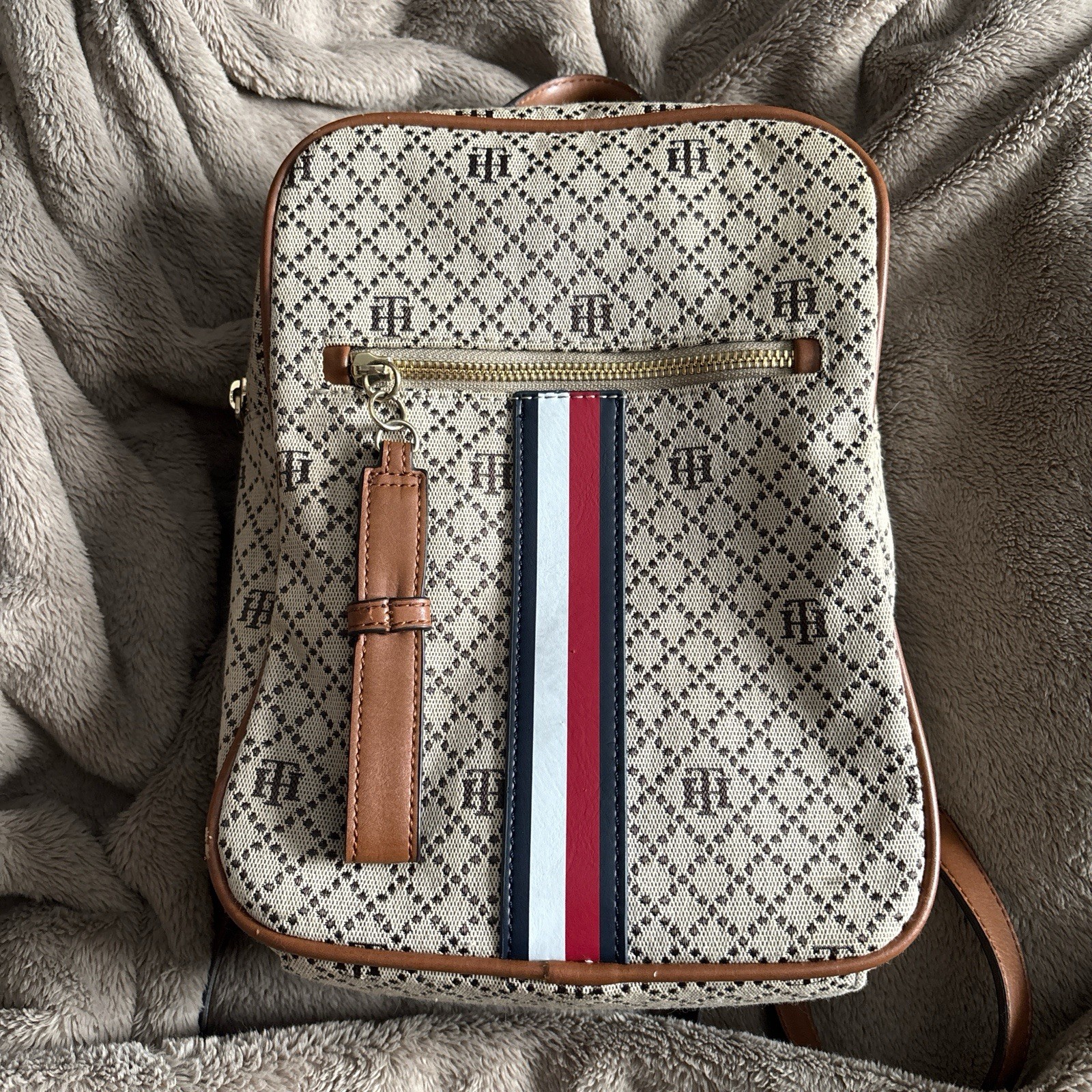 Tommy Hilfiger Men’s Logo Print Beige Backpack Red/White/Blue Stripe