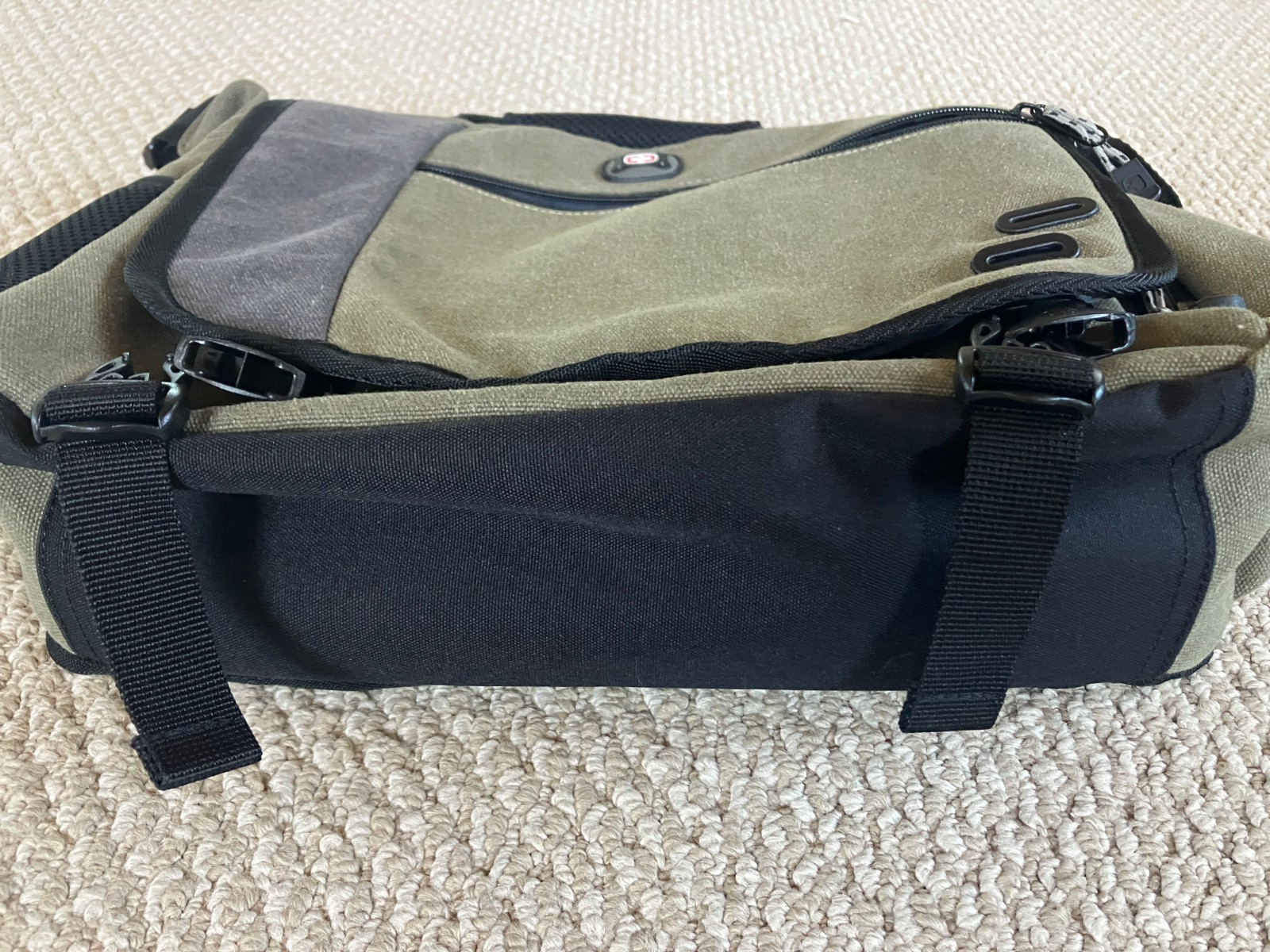 NWOT Swiss Gear Wenger Zinc model laptop/messenger bag Padded Laptop Compartment
