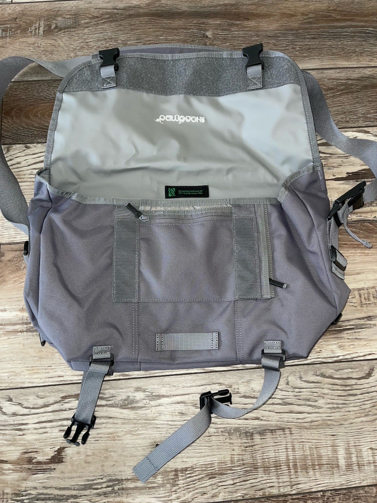 Timbuk2 Heritage Classic M Messenger Bag 18” Eco Gunmetal Grey. Company Logo