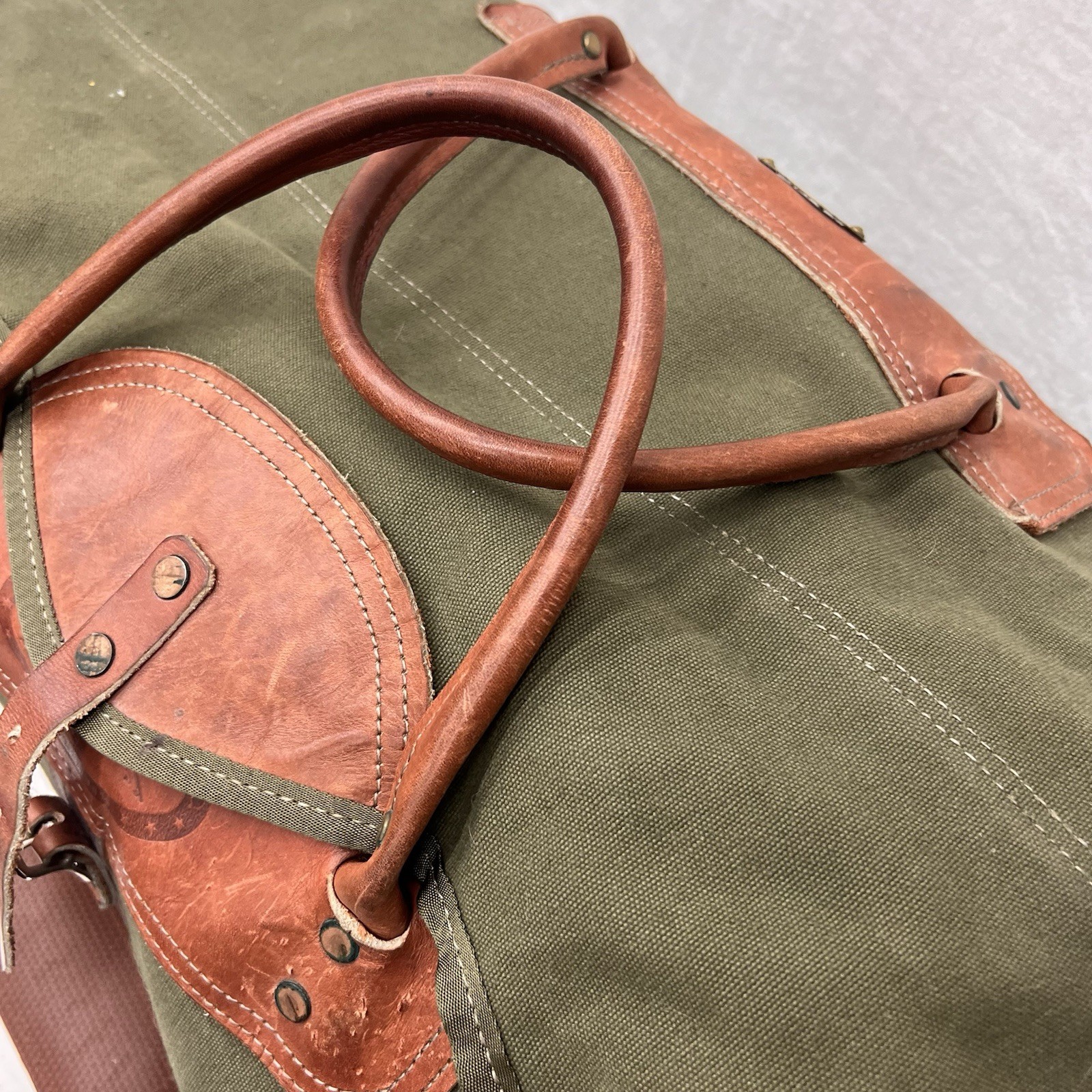 28” Vtg Orvis Battenkill Distressed Green Canvas Duffle Bag Leather Bottom Trim