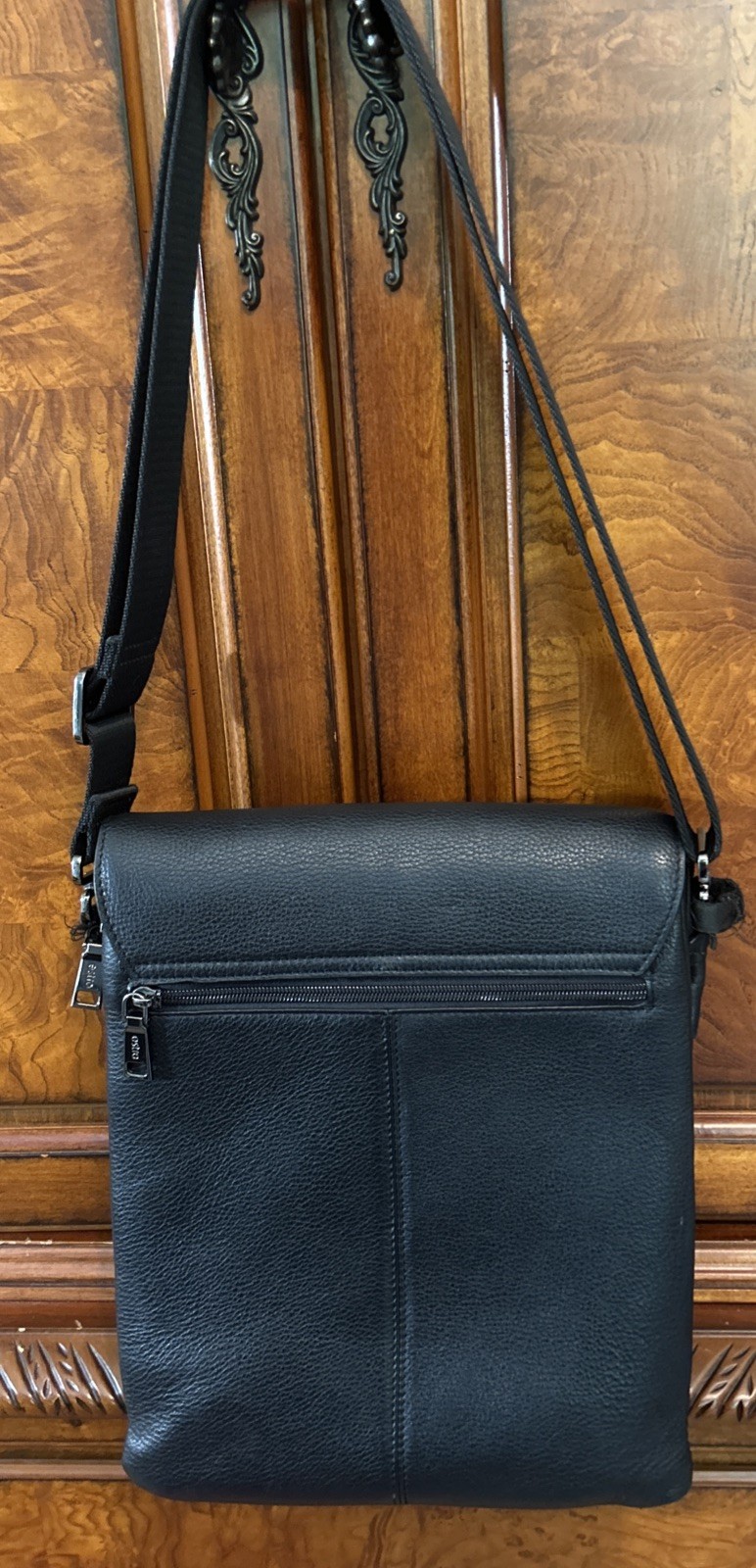 Estro black leather messenger bag W/Adjustable Strap Zip And Magnetic Close