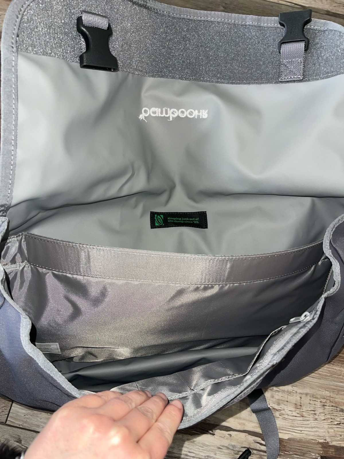 Timbuk2 Heritage Classic M Messenger Bag 18” Eco Gunmetal Grey. Company Logo