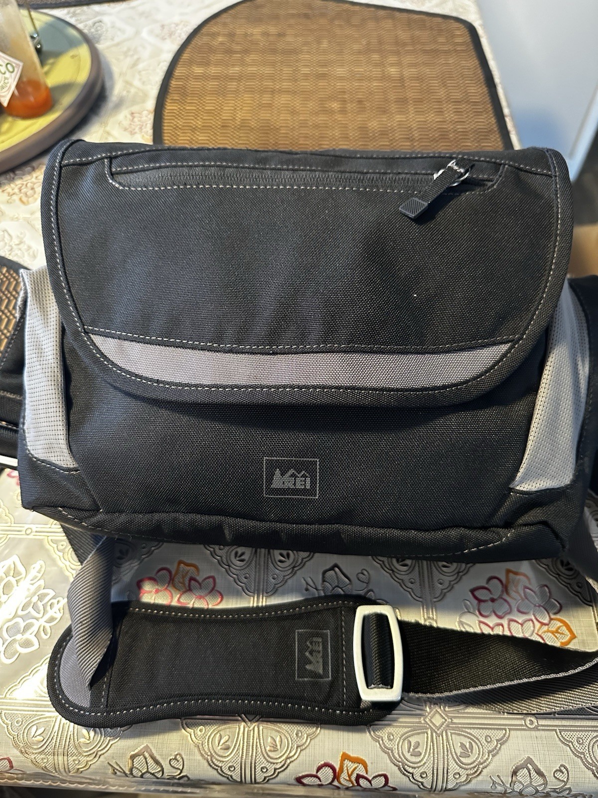 REI Black/Gray Messenger Bag Zip Closure Adjustable Shoulder Strap Lined Pockets