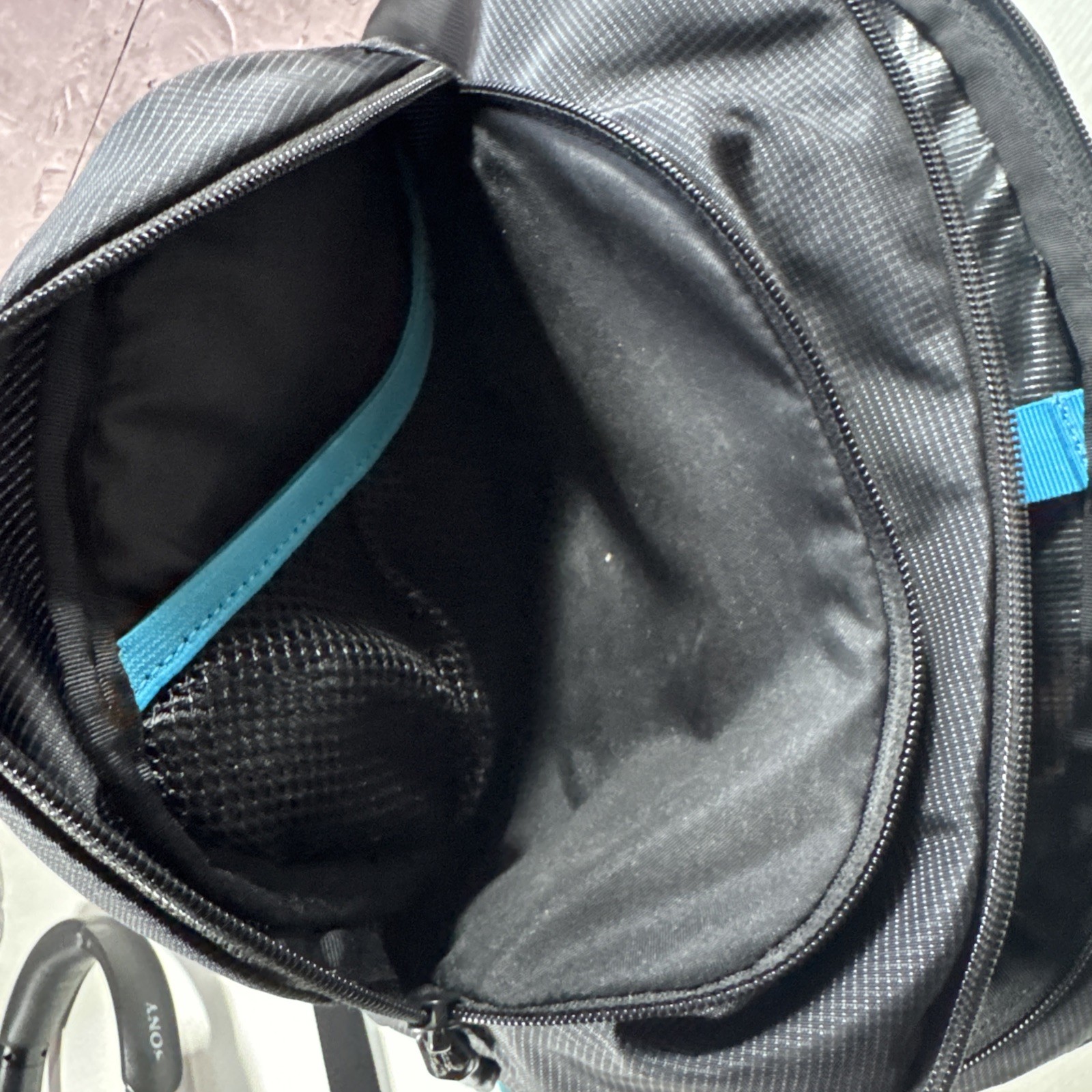 Thule Crossover Sling Bag – Used Good Condition