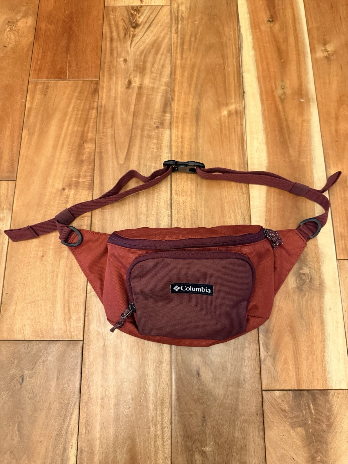 Columbia Unisex Red/Maroon Zip Pouch Fanny Pack, Excellent Condition