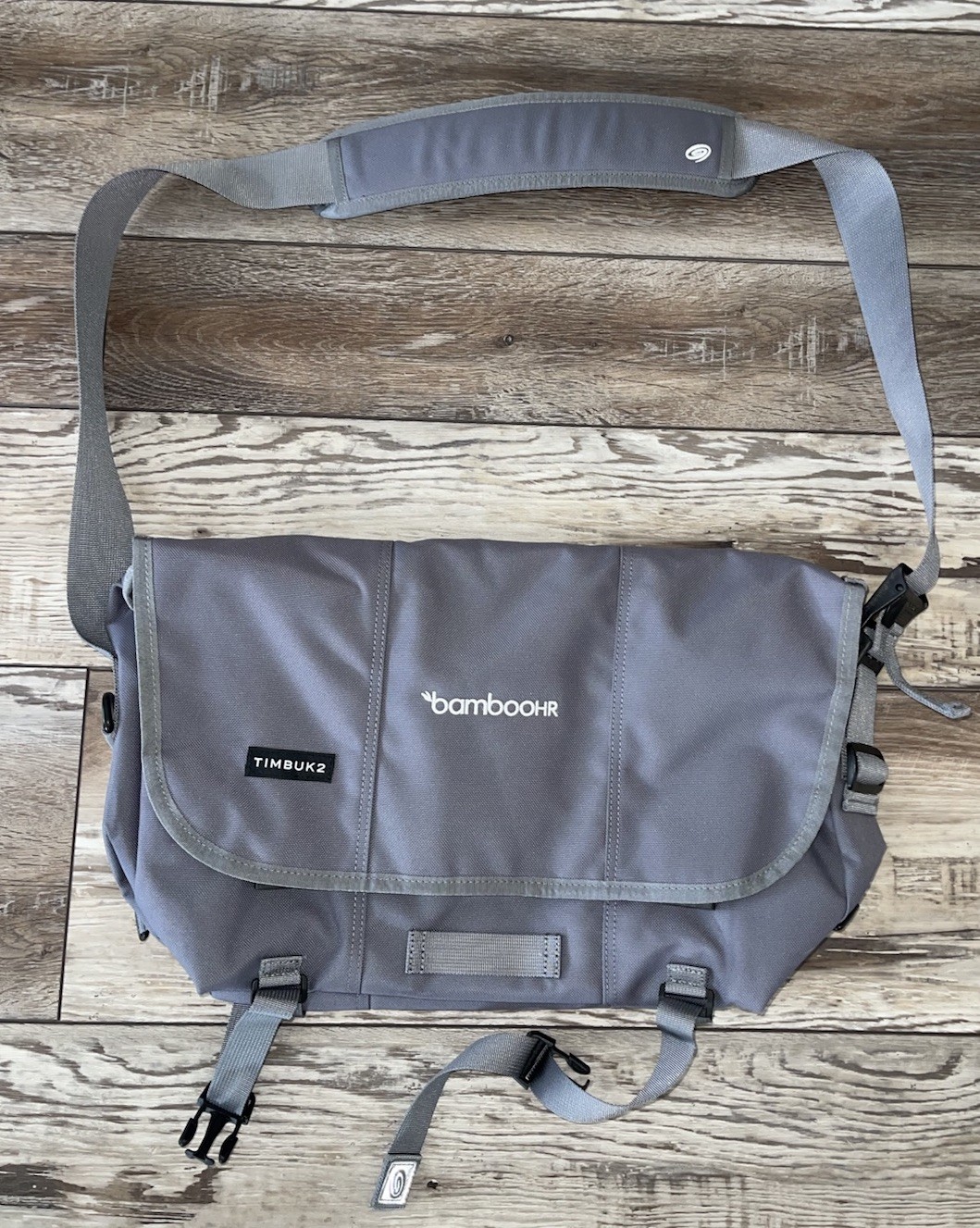 Timbuk2 Heritage Classic M Messenger Bag 18” Eco Gunmetal Grey. Company Logo