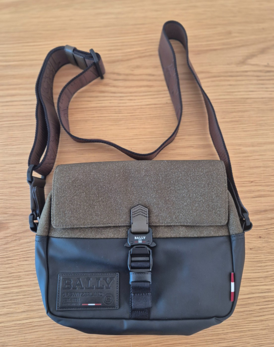 BALLY REENZO NYLON CANVAS CAMERA MENS UNISEX BAG NEVER USED BLACK & KHAKI