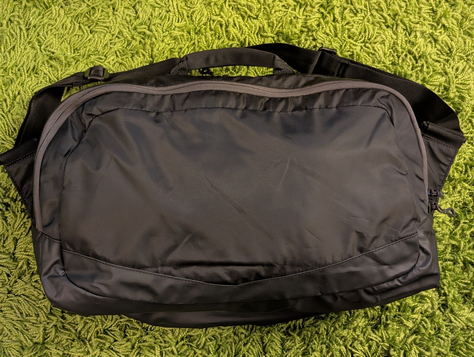 Nike Run Duffel Bag 34L Black Reflective Swoosh Waterproof Zip Running Gym