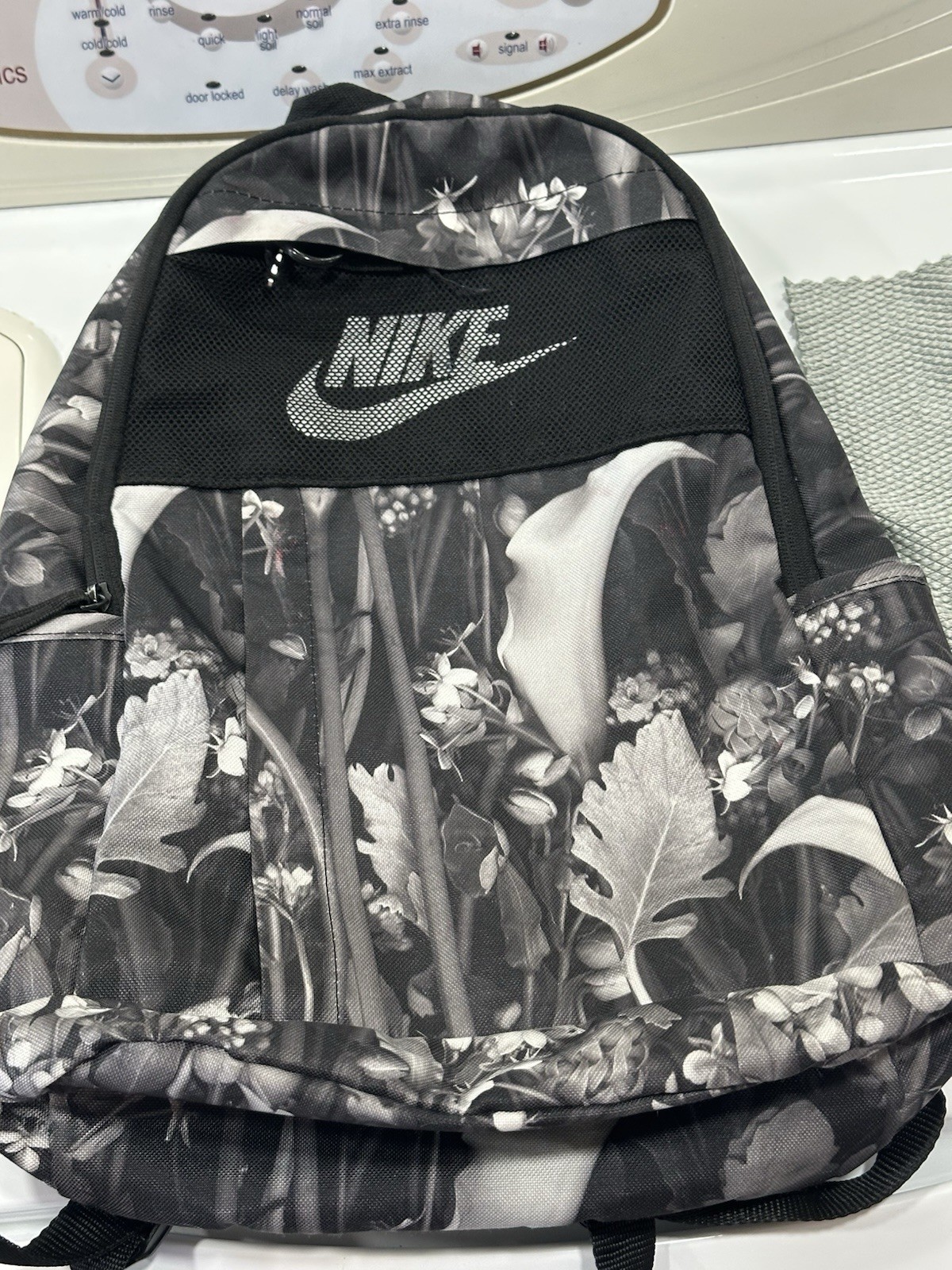 Black and white Nike backpack EUC!!!