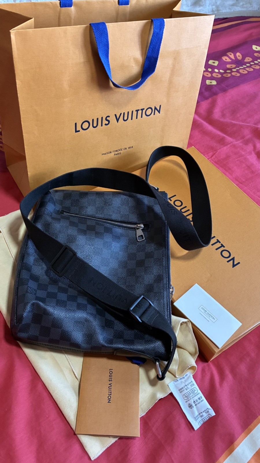 LV District Graphite Messenger Black Leather Complete w/ original packaging