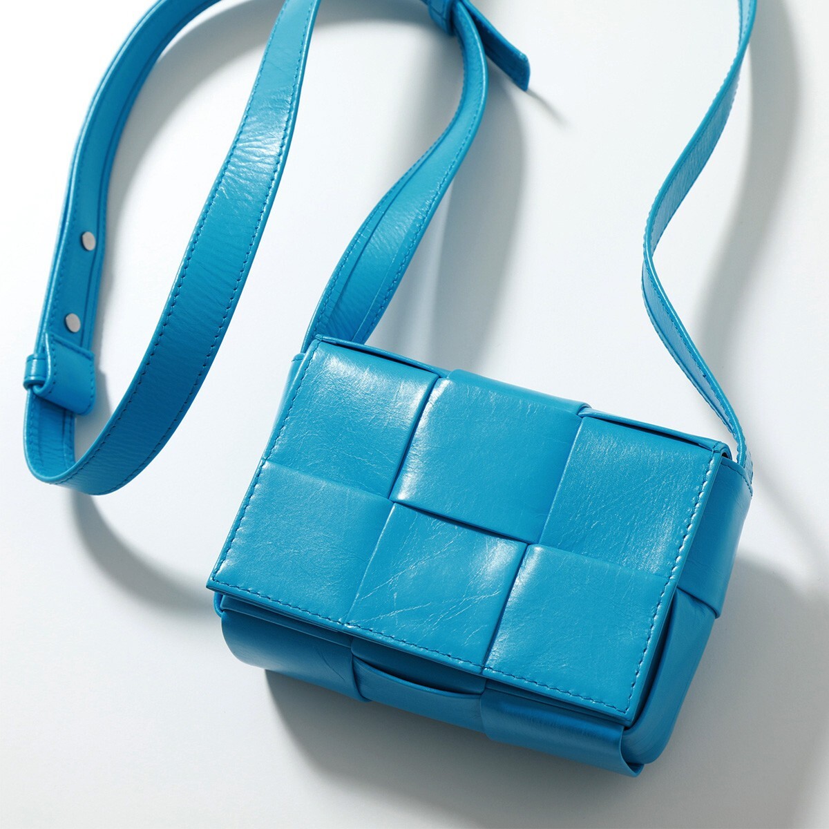 (NO CUSTOMS TAX) BOTTEGA VENETA Candy Cassette blue crossbody woven leather bag