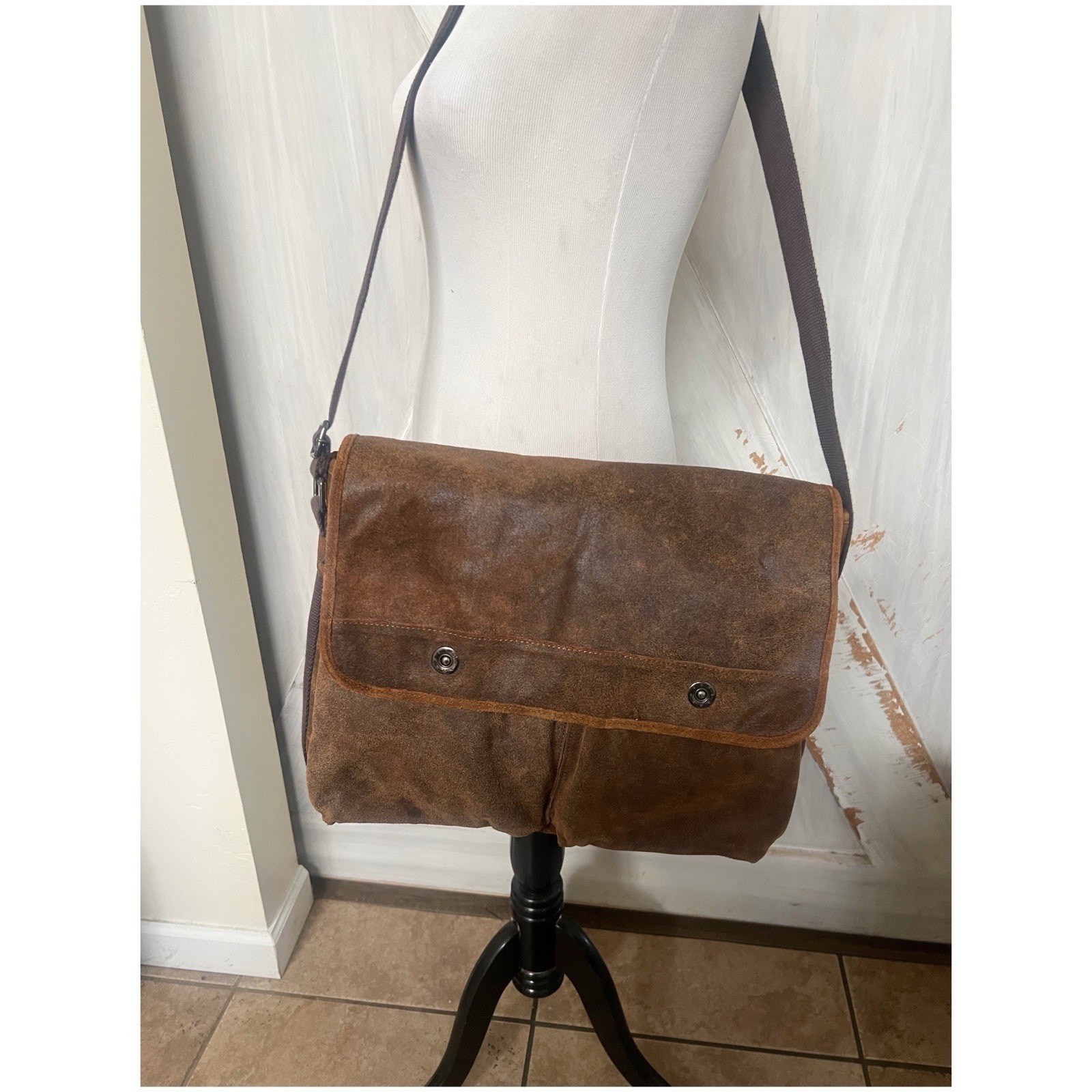 Wilson’s Leather Genuine Leather Messenger Back Large Brown Snap Button