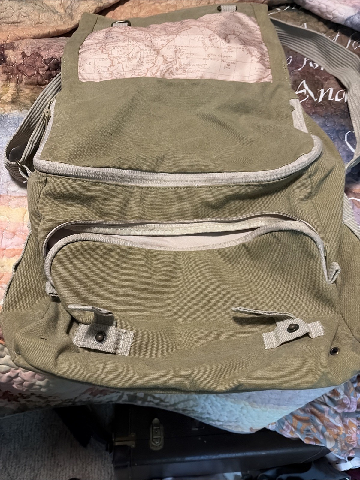 National Geographic Earth Explorer Medium Messenger Bag Green Buckle Padded