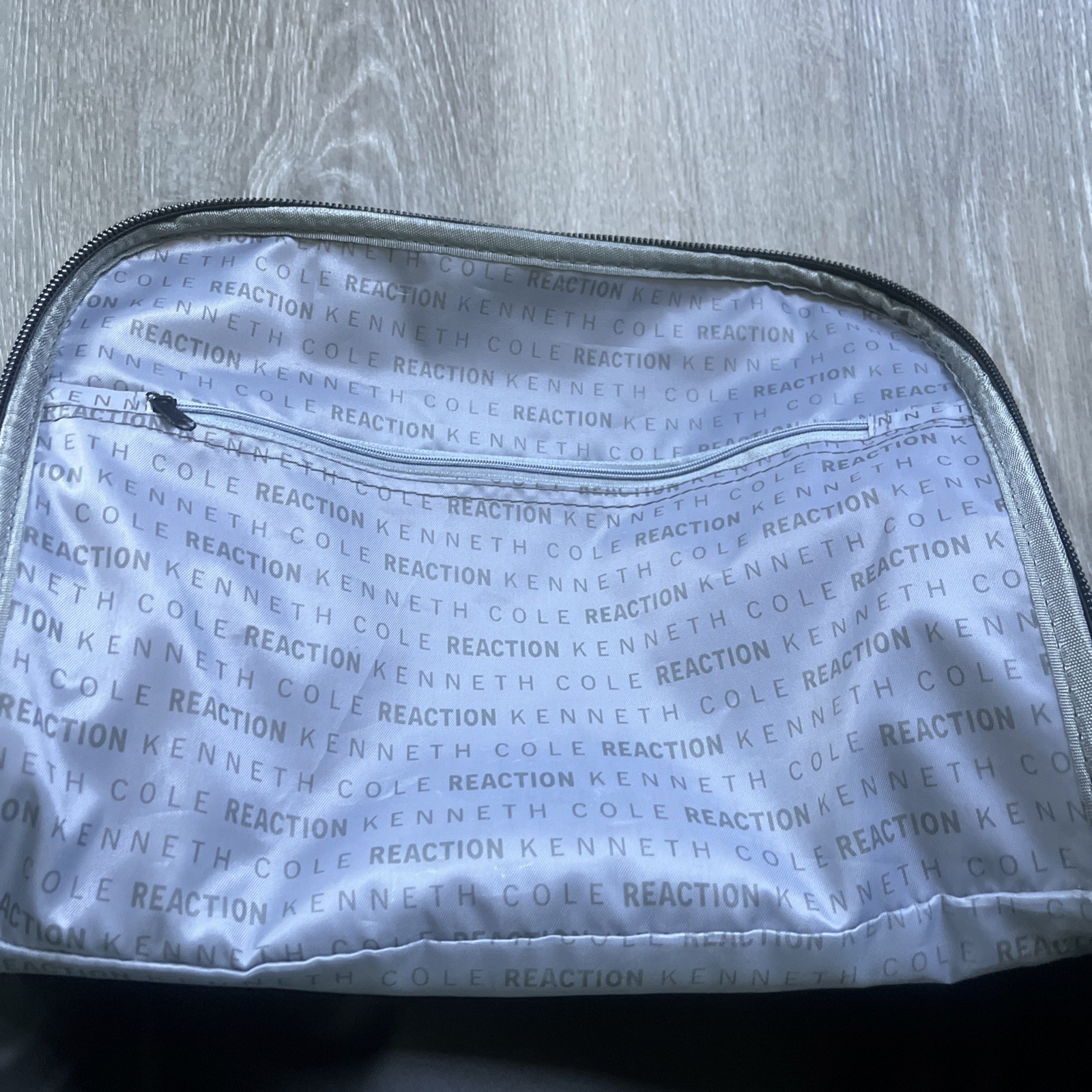 EUC Kenneth Cole Reaction Medium Rip-Stop Duffel Gym Bag GRAY + BLACK MSRP $110