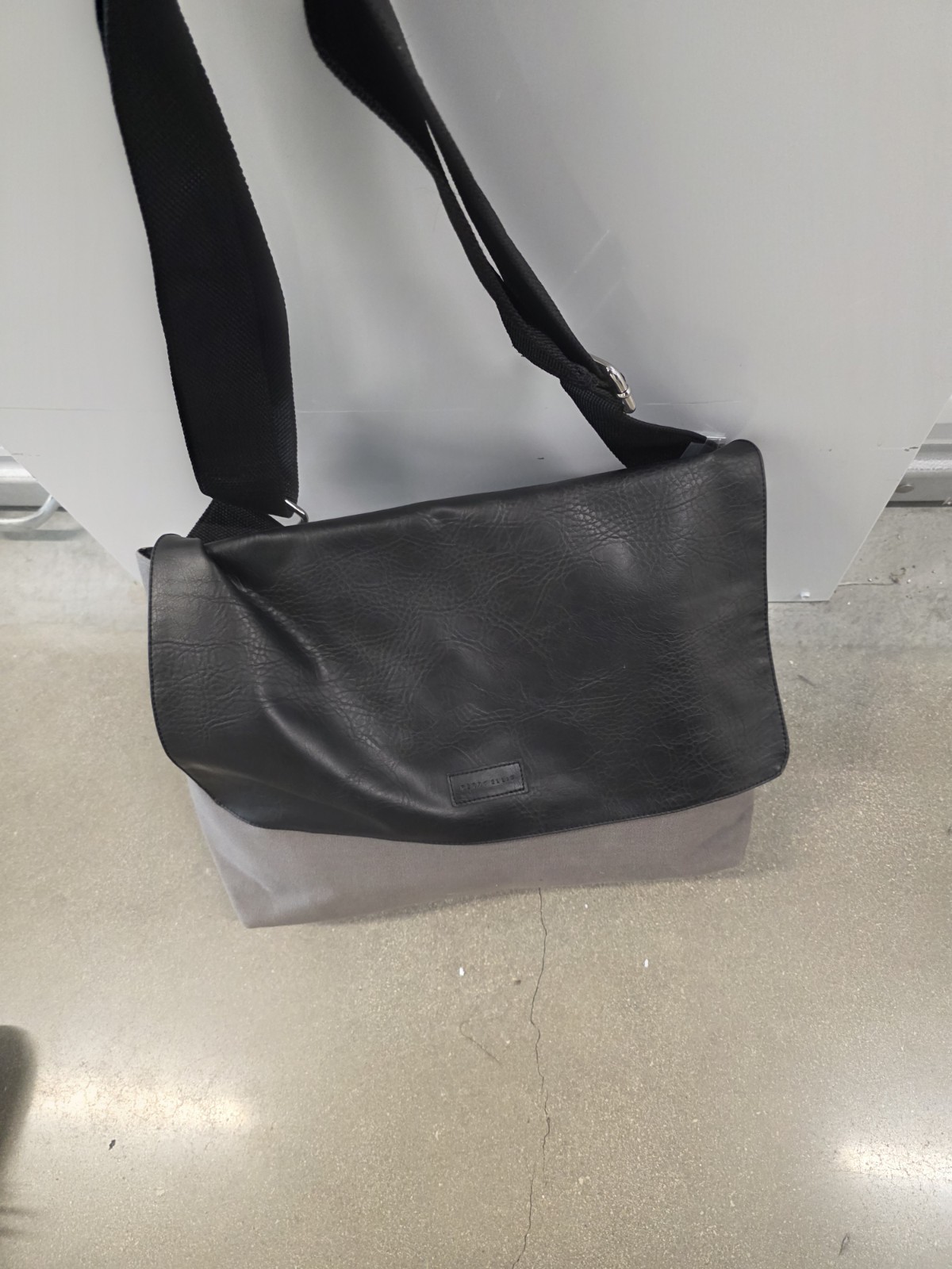 Perry Ellis Portfolio Men’s Medium Messenger Bag Black/Gray Solid Hook & Loop