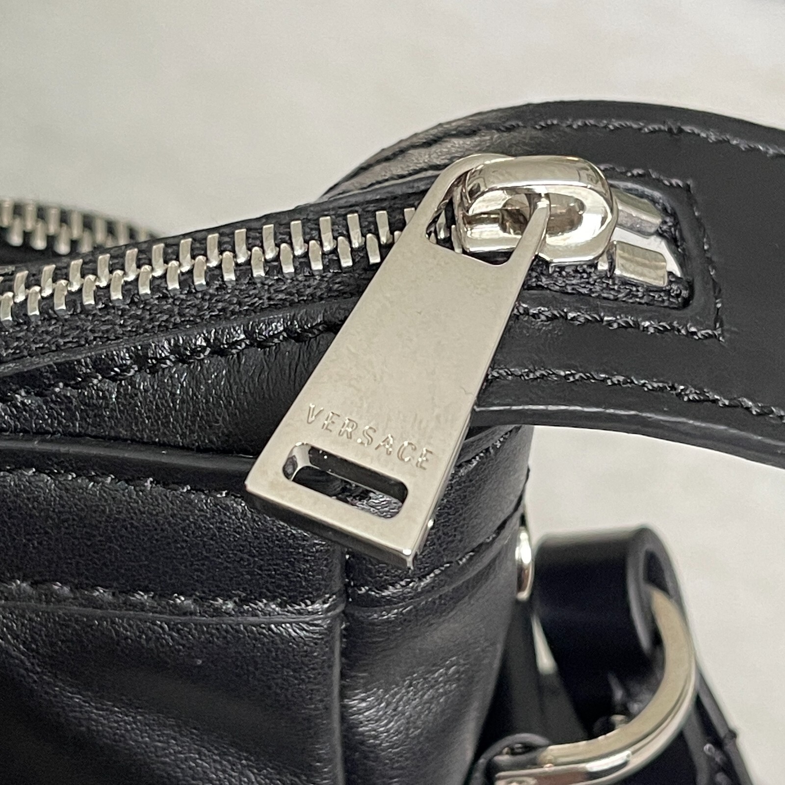 Versace Black Men’s Leather multi-compartment messenger shoulder bag 1012234