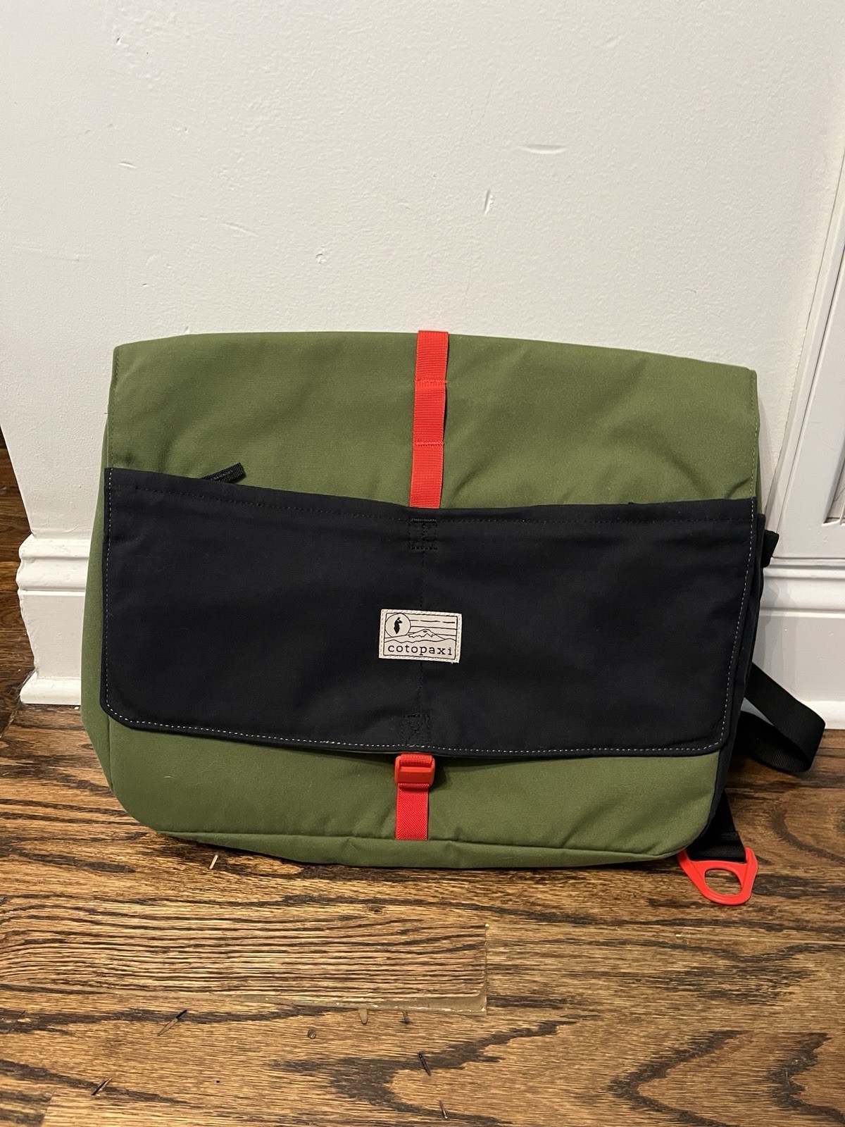 Cotopaxi Chuspa 15L Green Black Messenger Laptop Travel Bag