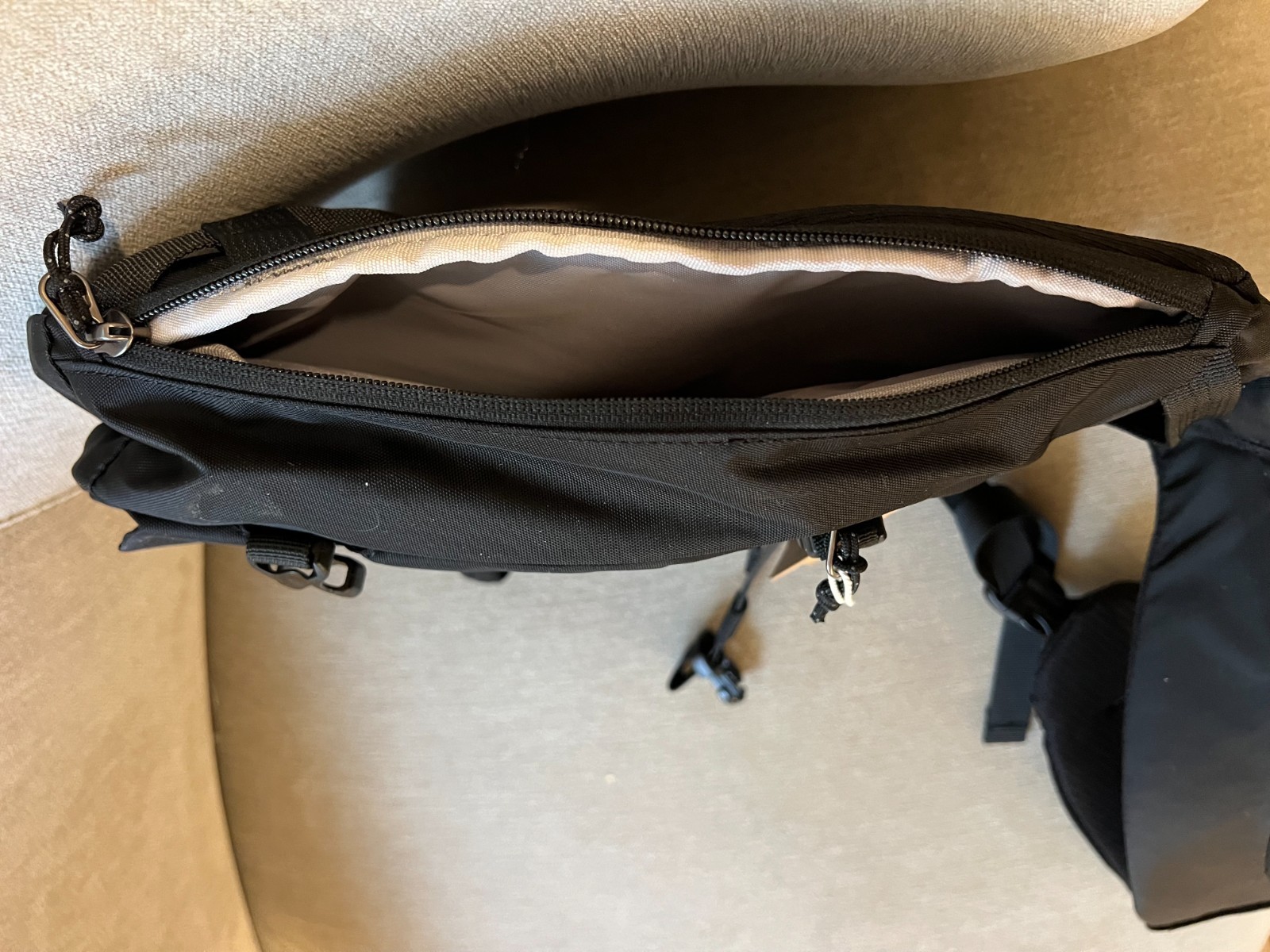 Patagonia 48262 8L Atom Sling Daypack – Black