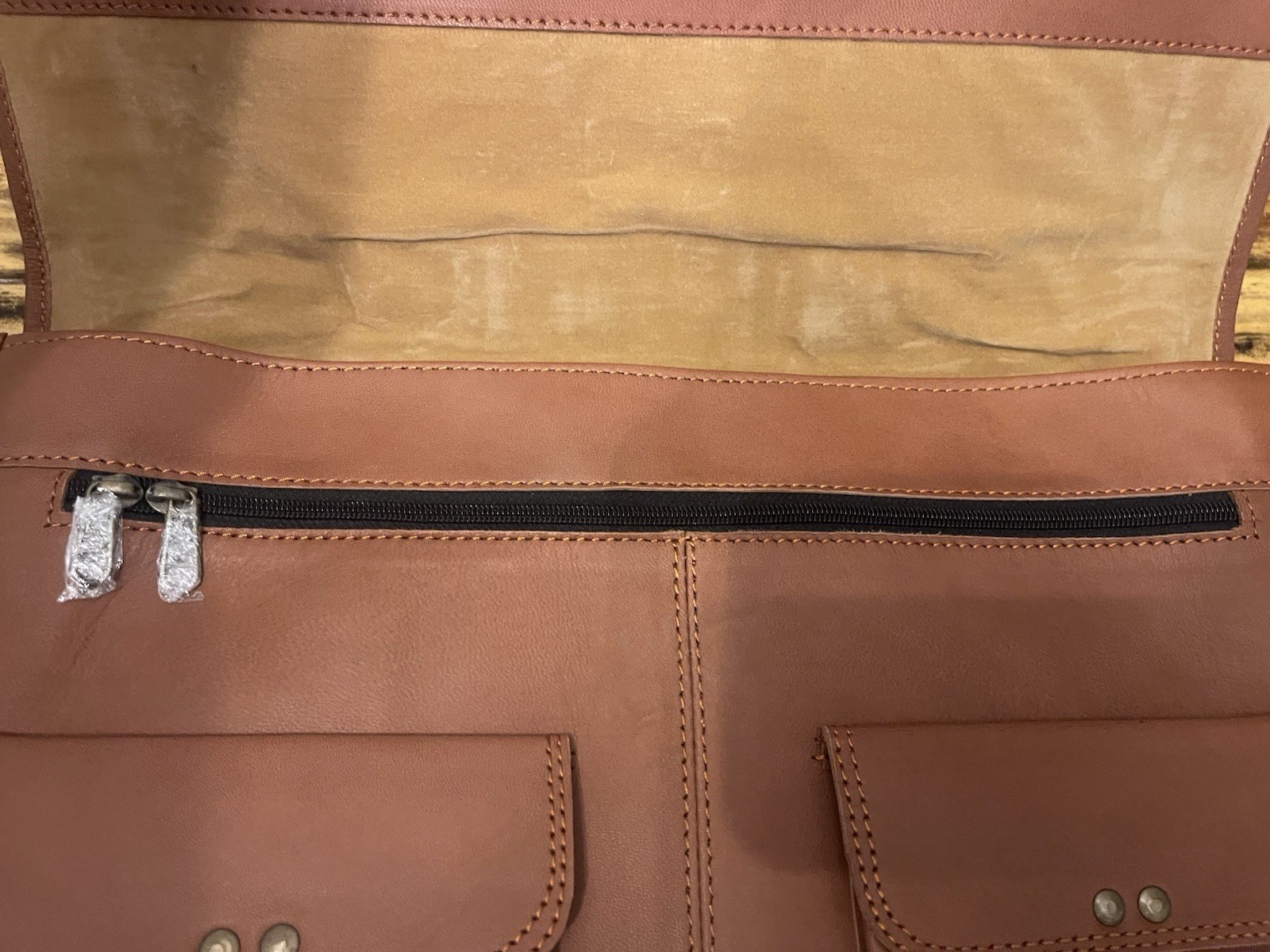 Cuero 18” Wide 12” Tall Chestnut Brown Leather Messenger Bag Brand New
