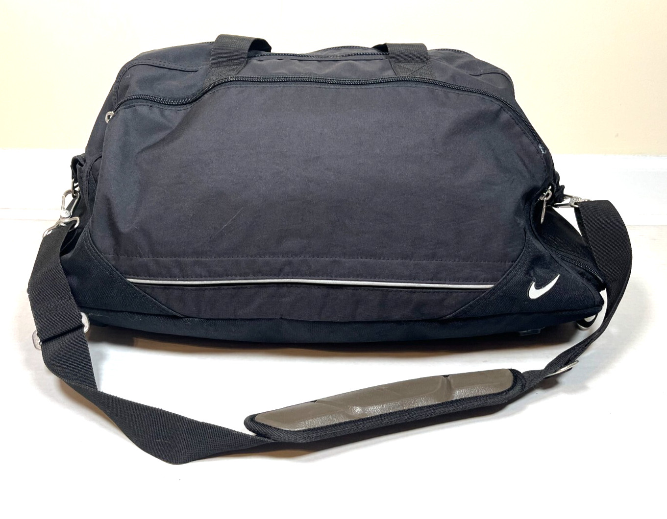 New Vintage NIKE Duffle Athletic Sports Training Gym Black Commuter Weekend Bag