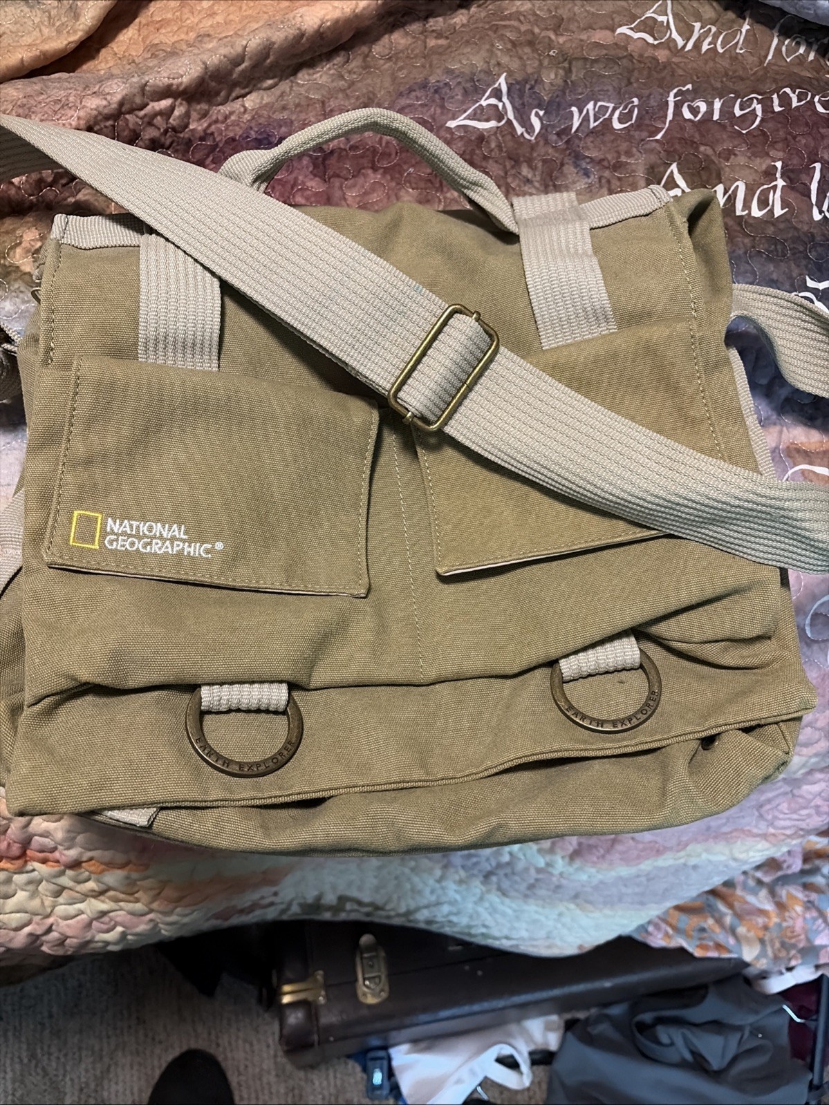 National Geographic Earth Explorer Medium Messenger Bag Green Buckle Padded