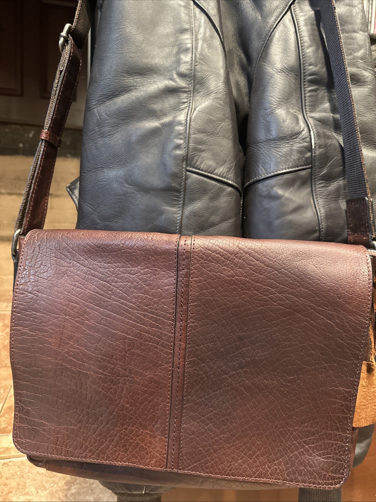 Brown Messenger Bag Magnetic Zip Closure Inner Pockets Shoulder Strap Men