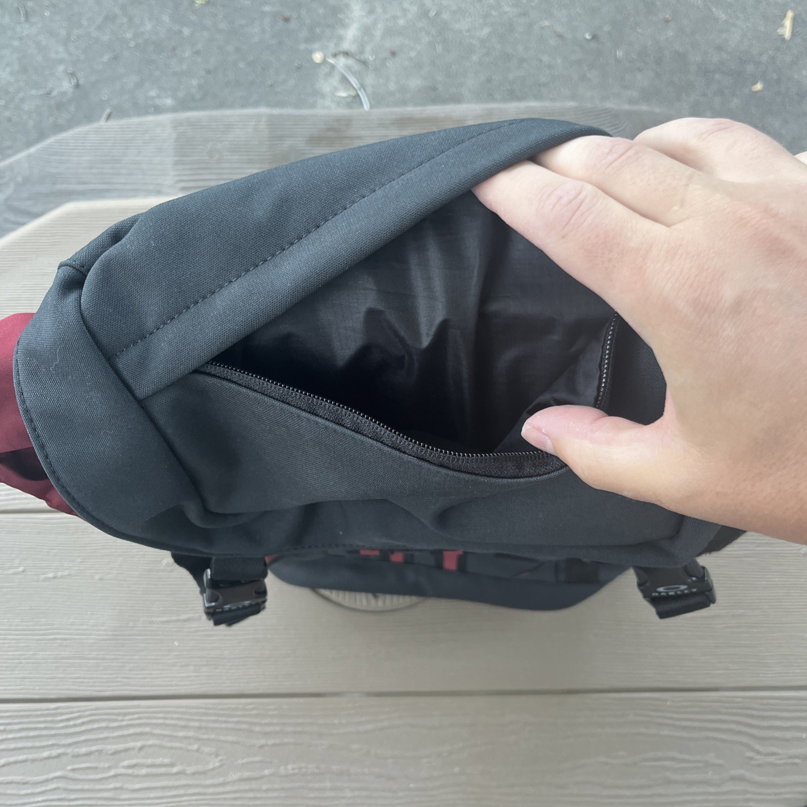 OAKLEY Utility Organizing Backpack Rucksack Large Black Maroon Bag