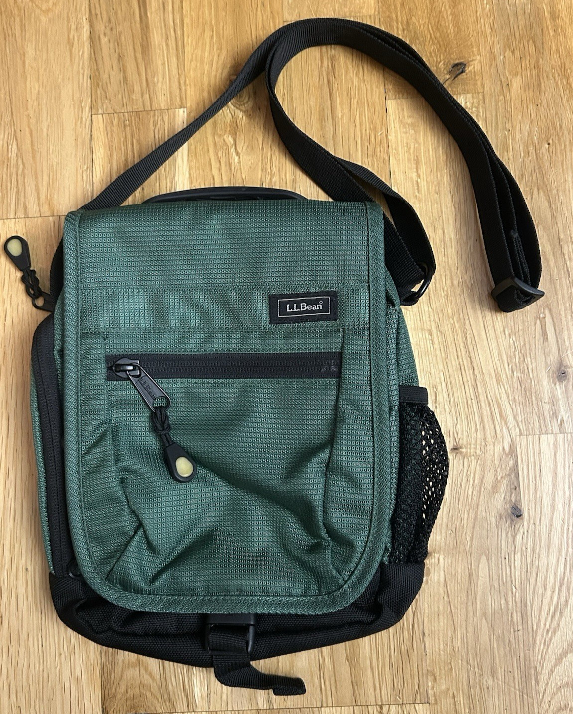 L.L.Bean Green Black Shoulder Travel Bag Adjustable Strap Clip Closure Unisex