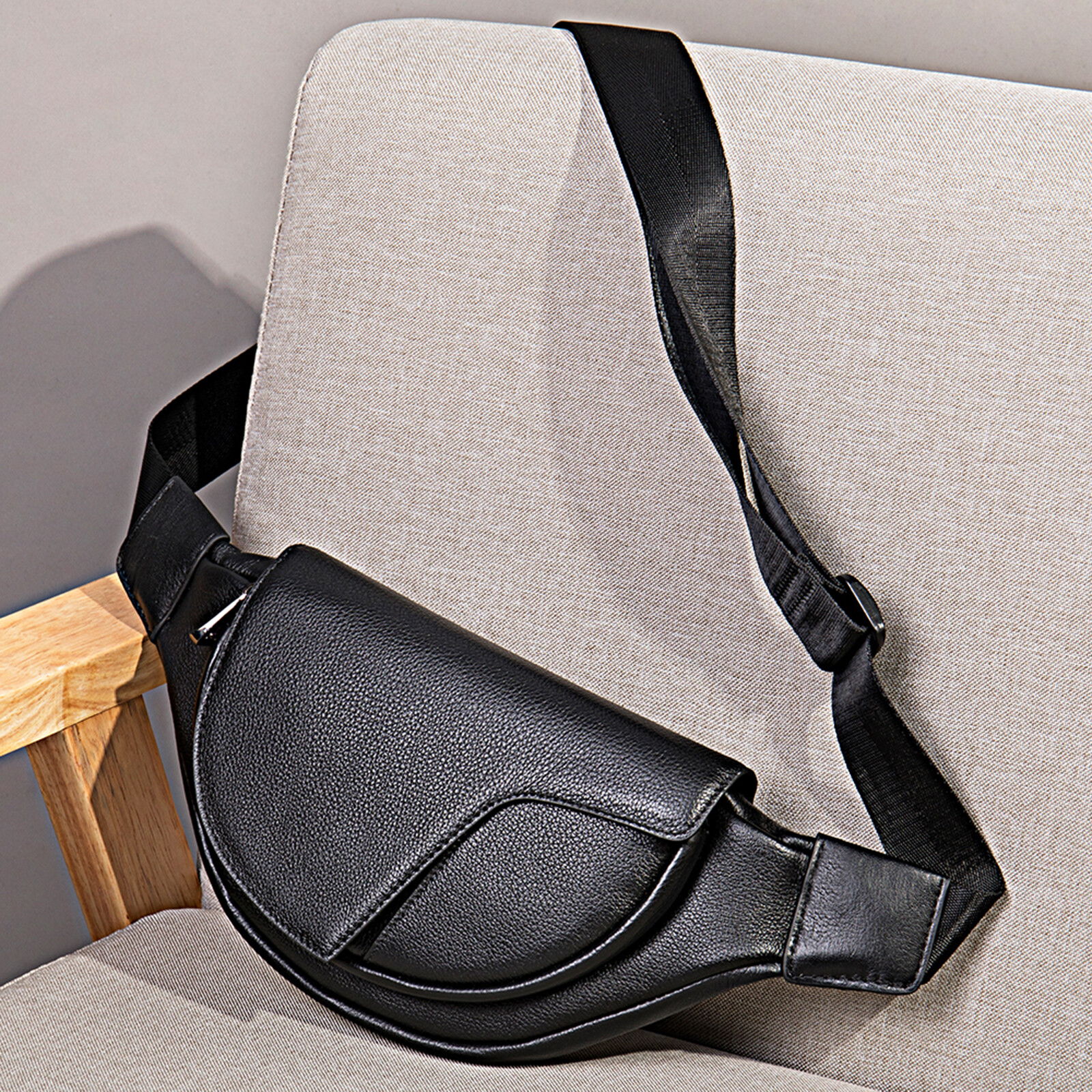 Men’s Leather Crossbody Chest Bag with Adjustable Strap and Multiple Pockets