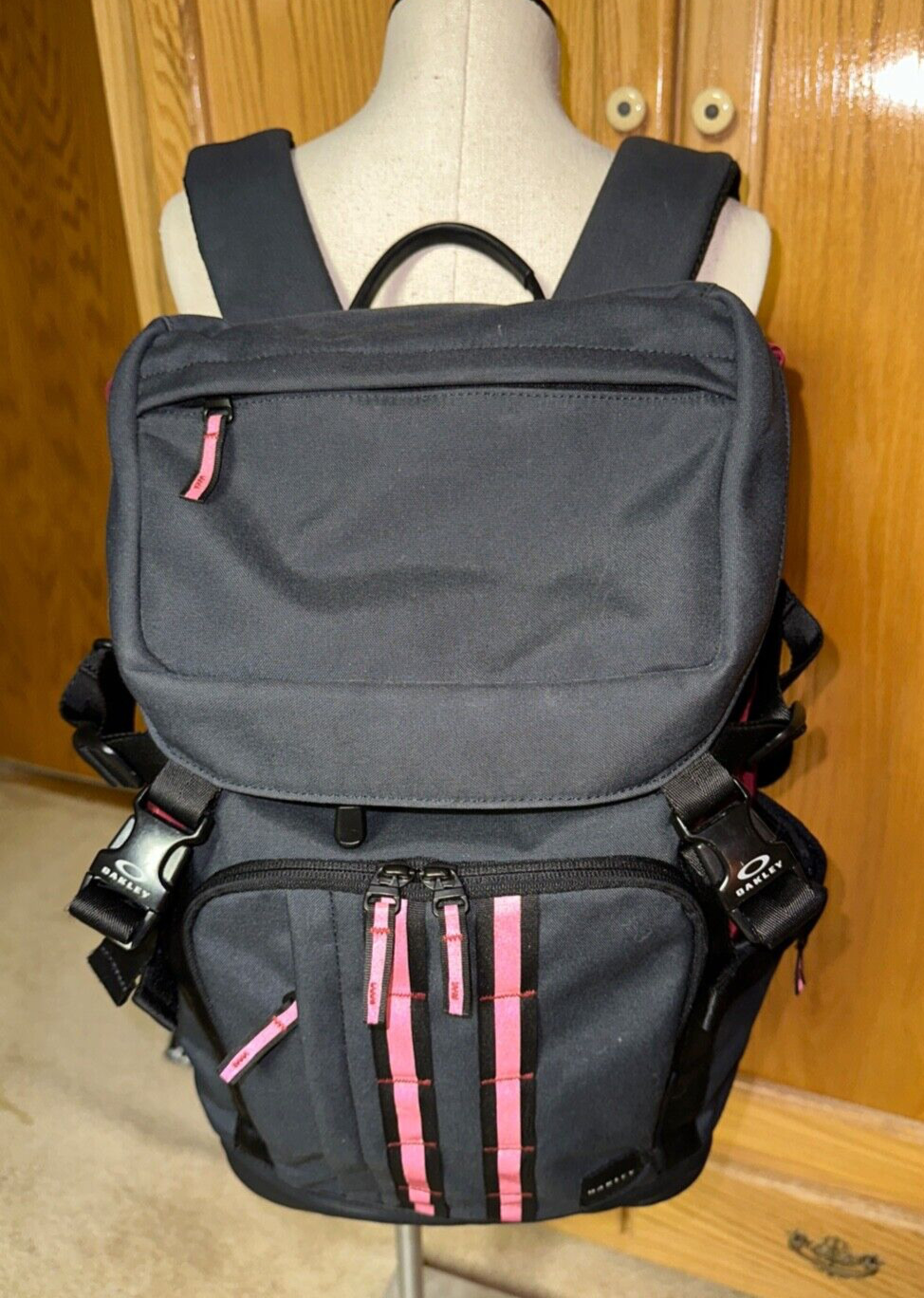 OAKLEY Utility Organizing large rucksack backpack Black/maroon EUC