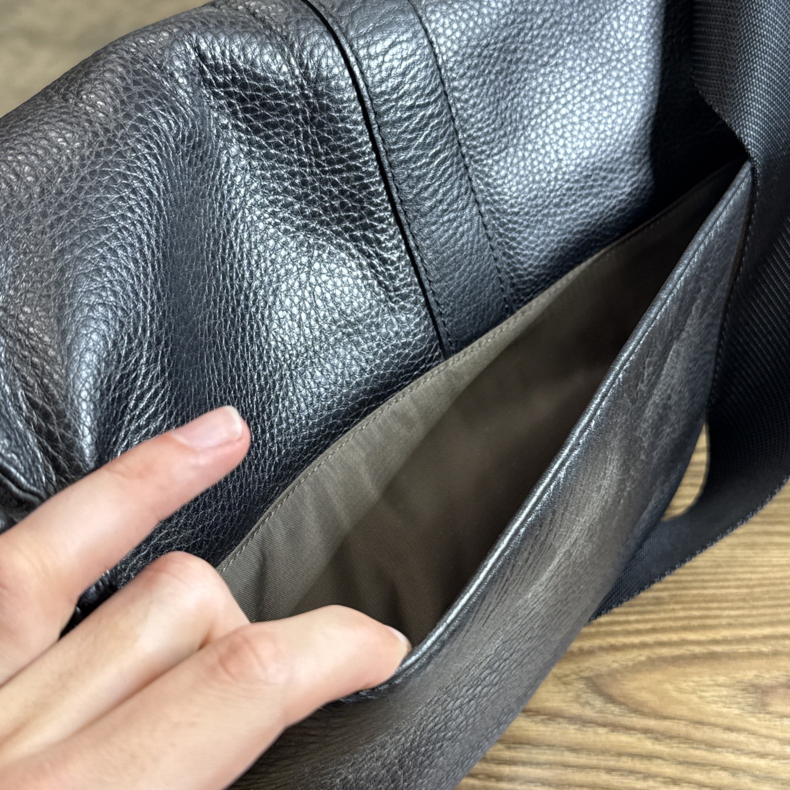 Bosca Old Leather Magnetic Flap Messenger Bag Black