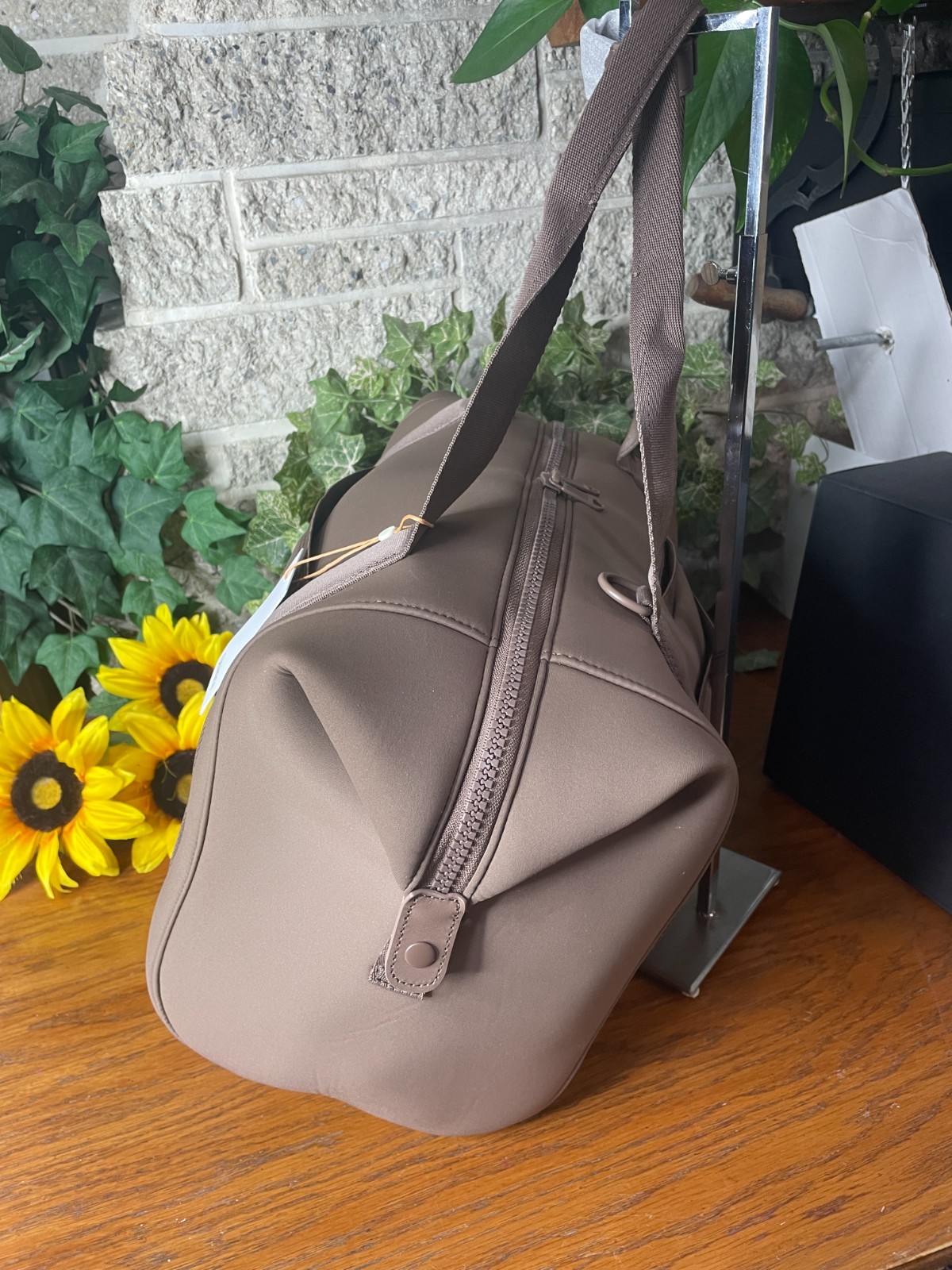 NWT QUINCE ALL DAY NEOPRENE DUFFLE TRAVEL DUFFEL BAG TRAVEL ESPRESSO MSRP $102