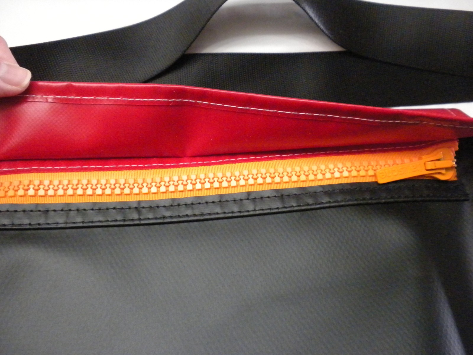 Tausche Tagediebin Messenger Bag Germany Stuttgart Metro Stadtbahn Red Black B