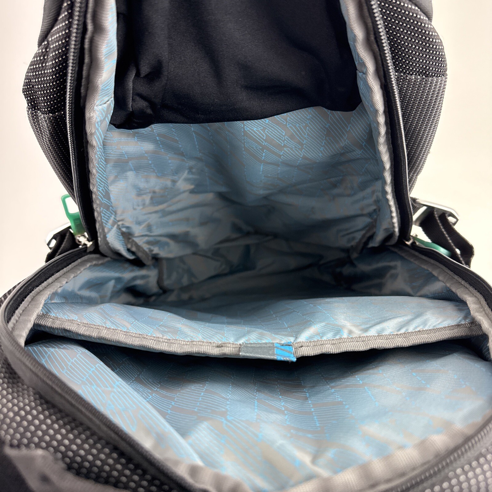 THULE Crossover Backpack Computer Travel Laptop Black w White Spec