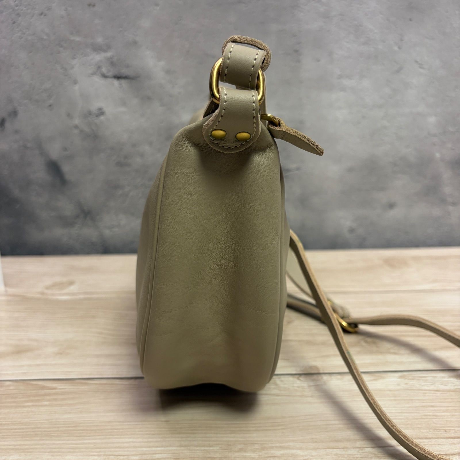 IL BISONTE Half Moon Shoulder Bag Leather Gray Beige Pre-owned Authentic