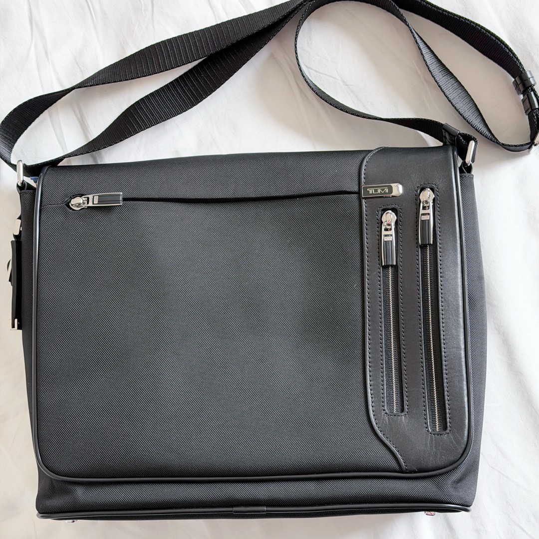 TUMI Arrivé Lambert Crossbody Messenger Bag, Black, Excellent, Dust Cover $445.