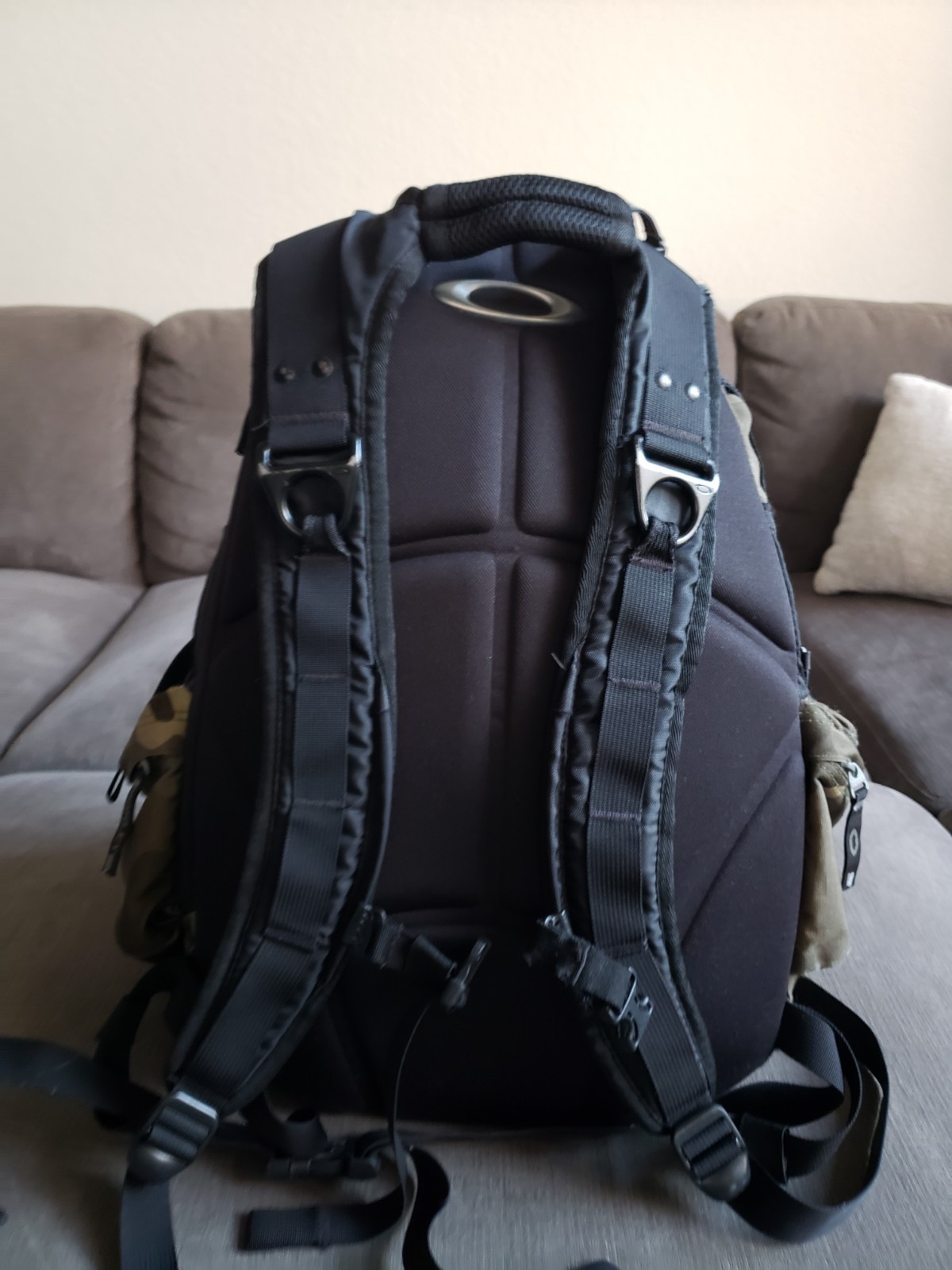 Oakley Icon 2.0 Tactical Backpack Camo/Black Padded Back – VERY CLEAN -Read Desc