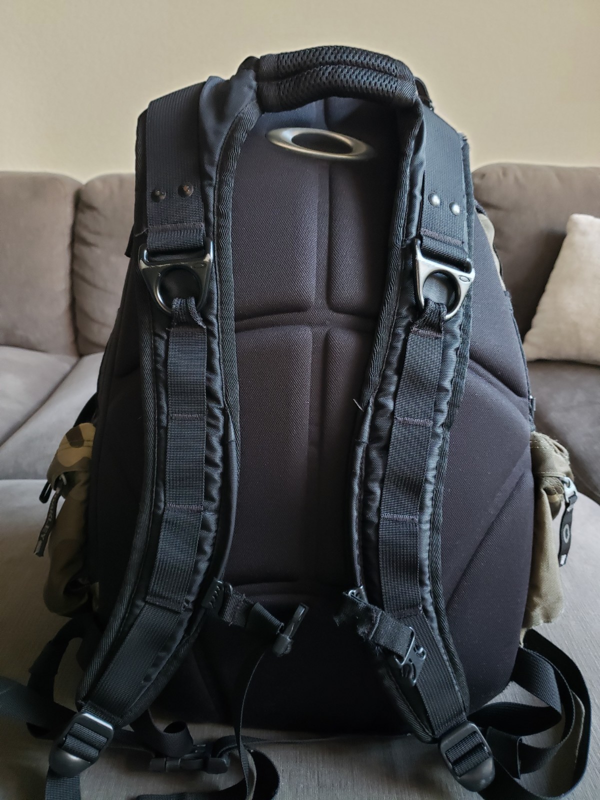 Oakley Icon 2.0 Tactical Backpack Camo/Black Padded Back – VERY CLEAN -Read Desc