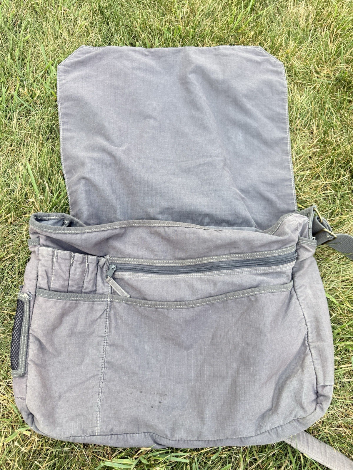 GAP Gray Solid Messenger Bag Zip Closure Adjustable Strap Pockets Travel