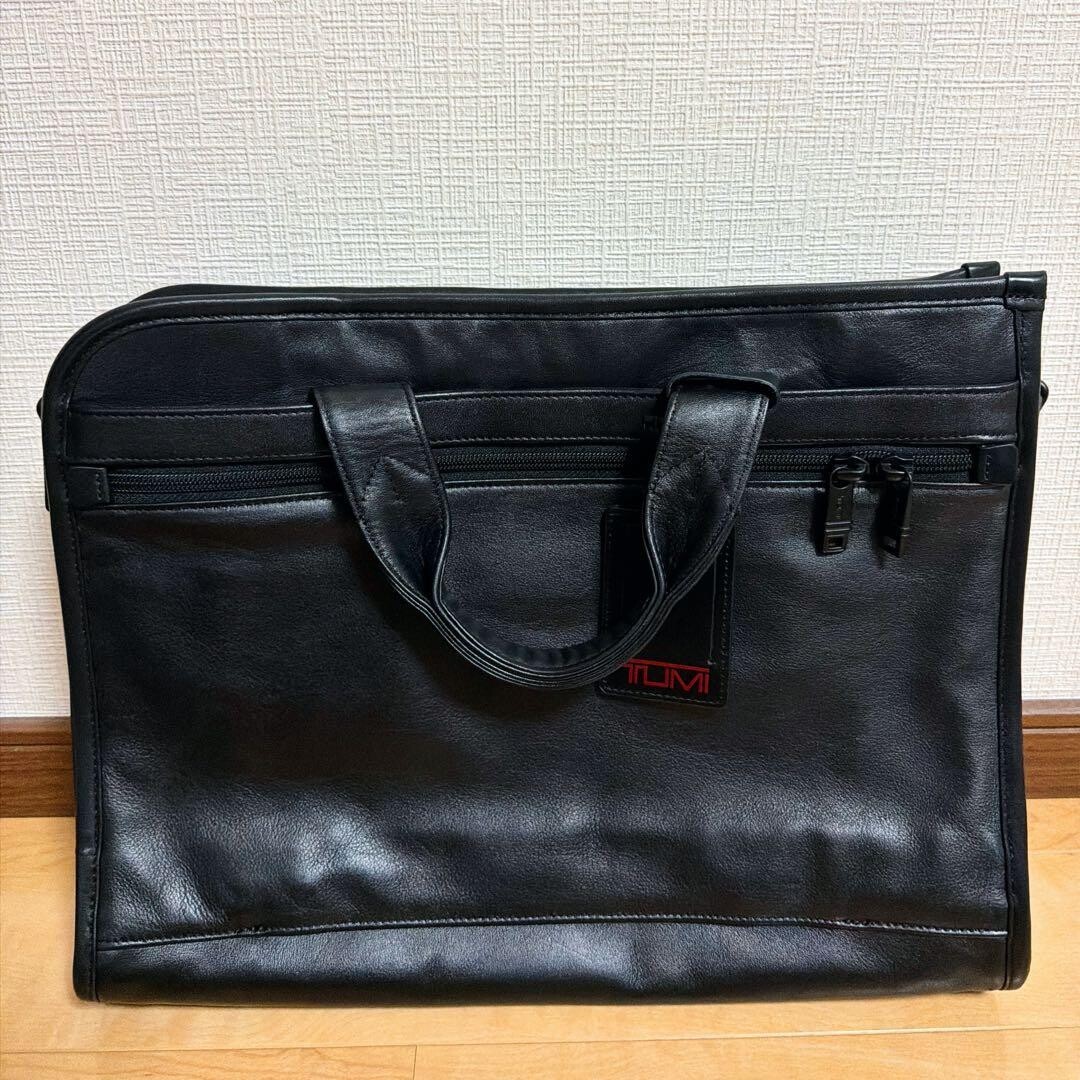 TUMI 96110DH Black Leather Slim Business Portfolio Laptop Briefcase 16.1in