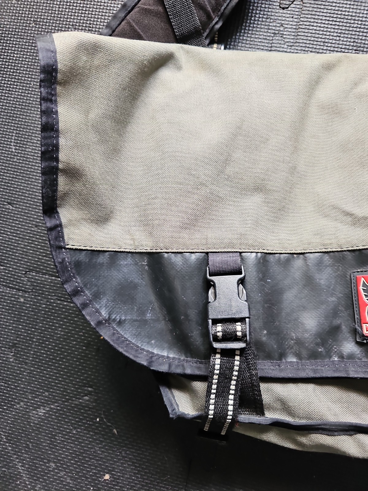 Chrome Industries Extra Large Messenger Bag 24″ Wide Gray/Black