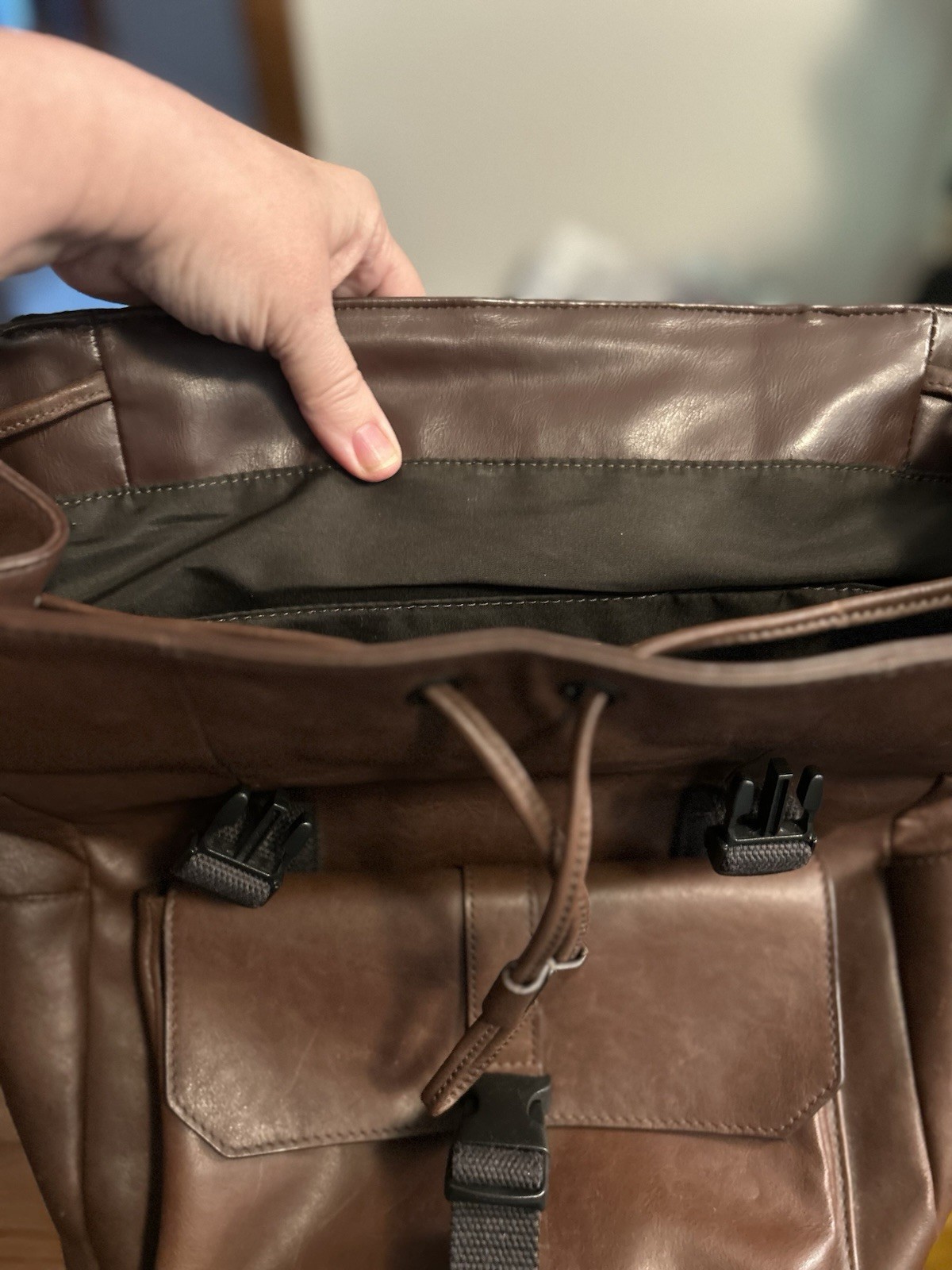 Fossil Brown Men’s Backpack Drawstring Buckle Top Handle Outer Pockets Strap